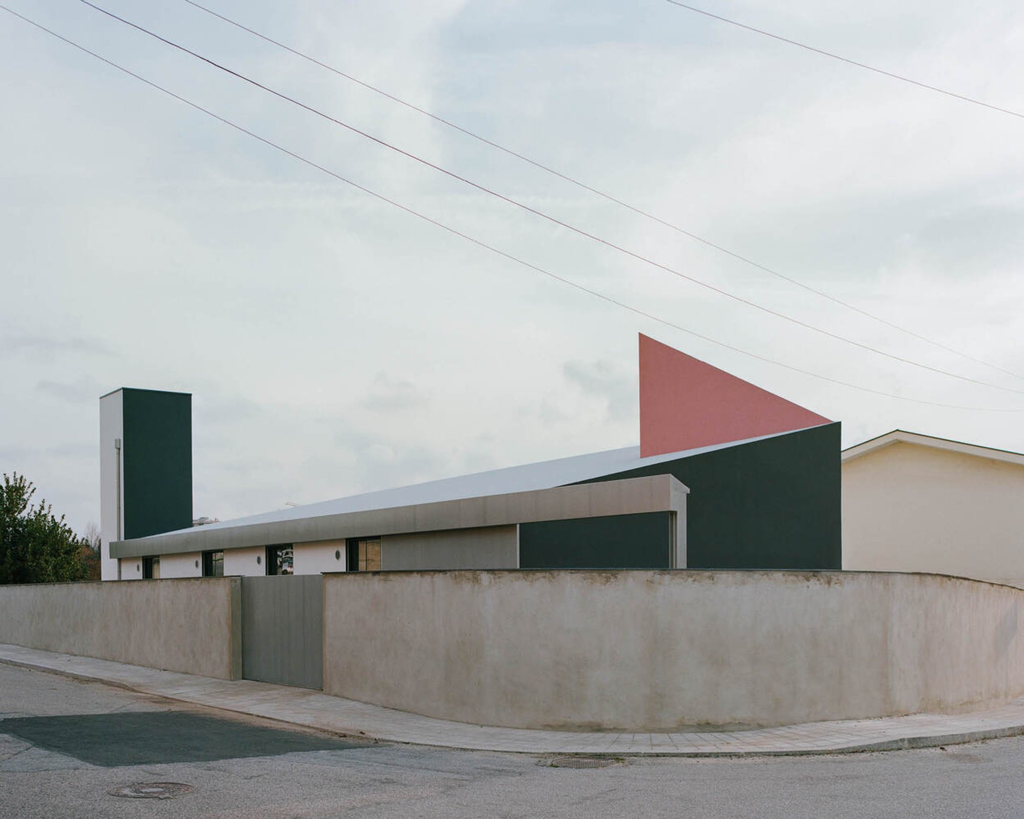 House Within Three Gestures by Fala: A Unique Architectural Marvel in Gondomar, Portugal