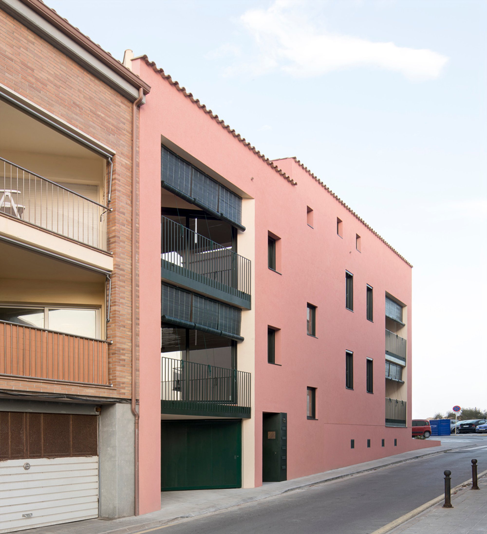 Housing Near the Lighthouse: A Fusion of Traditional and Modern Design