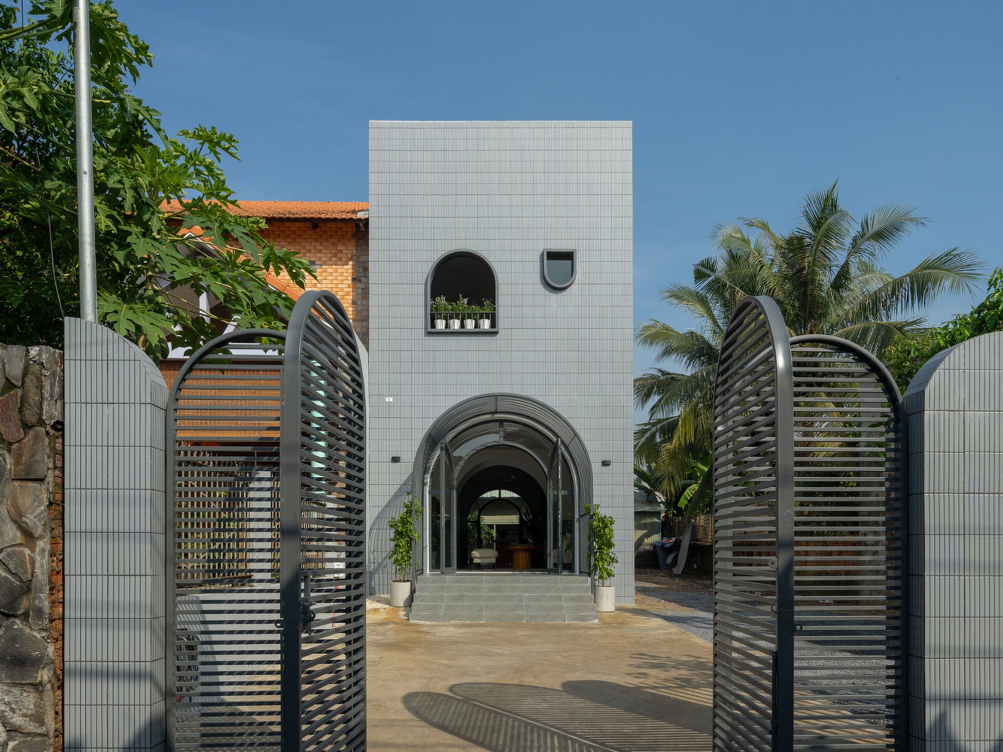 Hoa House: Compact Family House Design by 90odesign