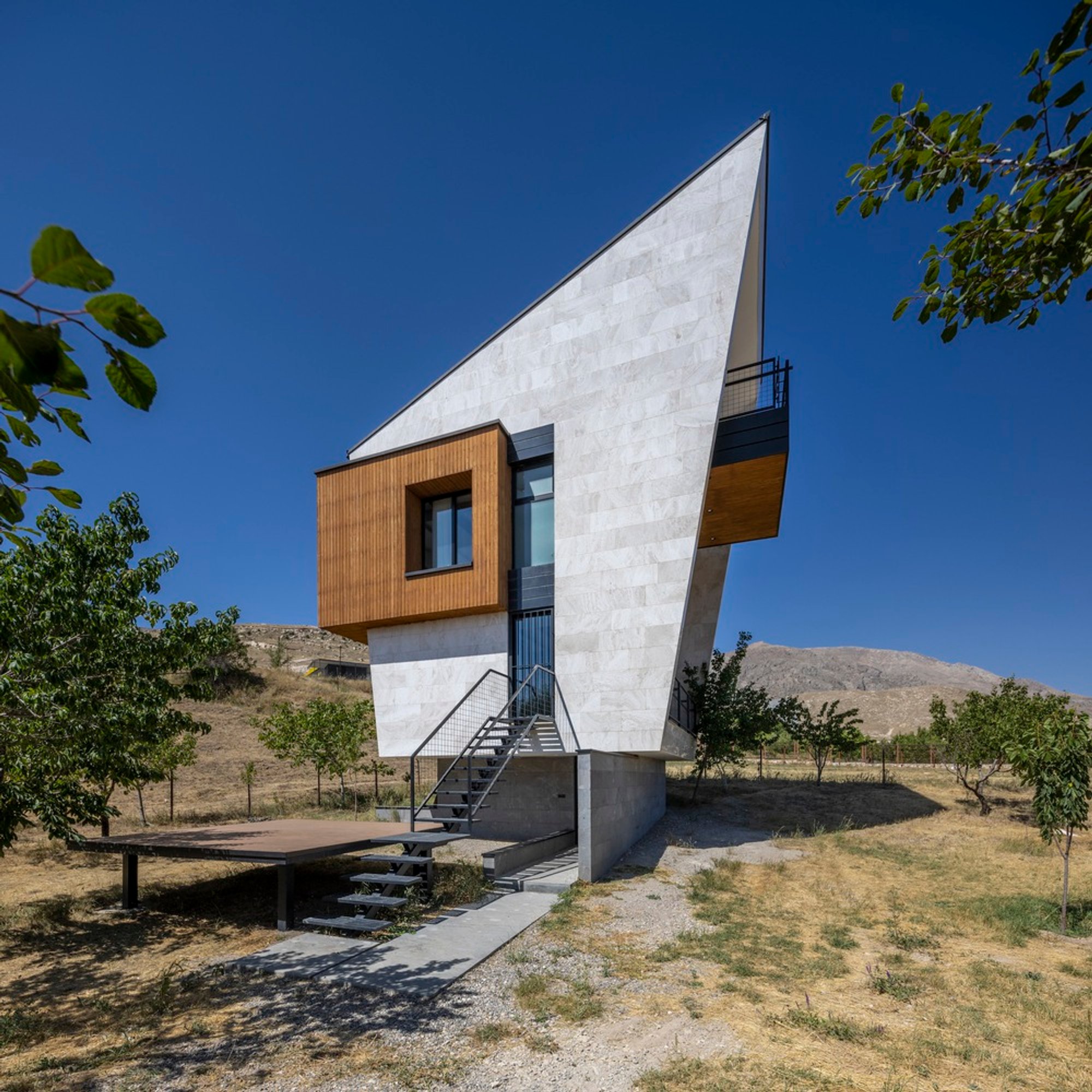 Abra Garden House: A Harmonious Retreat Amidst the Highlands of Maku