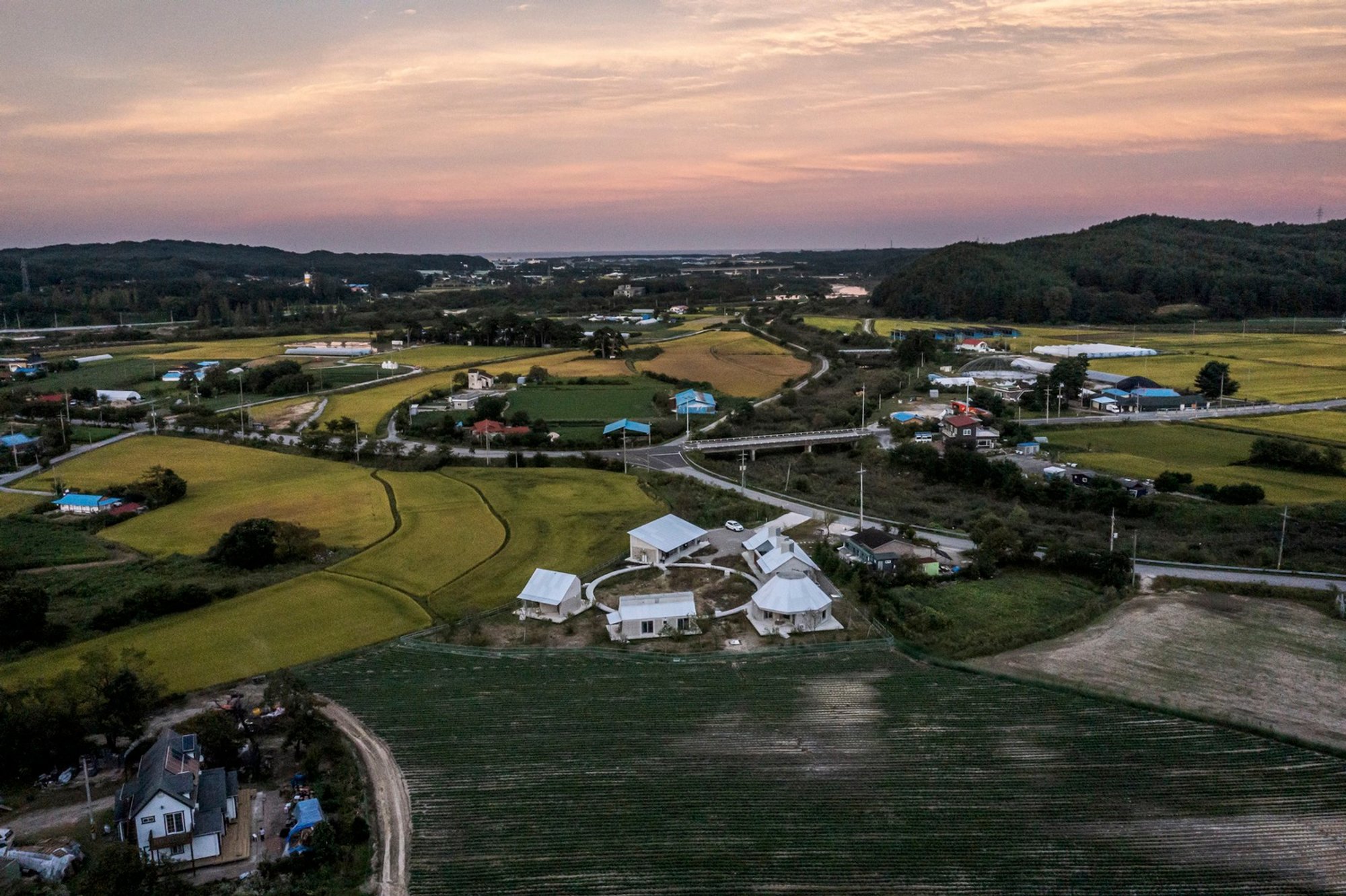 Hoji Gangneung Houses by aoa architects: A Harmony of Rural Simplicity and Architectural Elegance