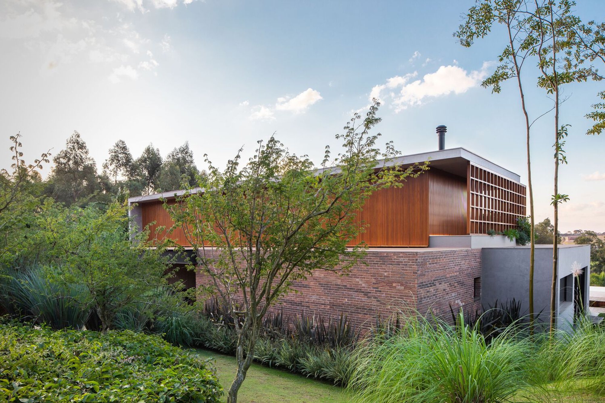 Brauninhas House: A Harmonious Retreat by Pablo Lanza Arquitetura in Itu, Brazil