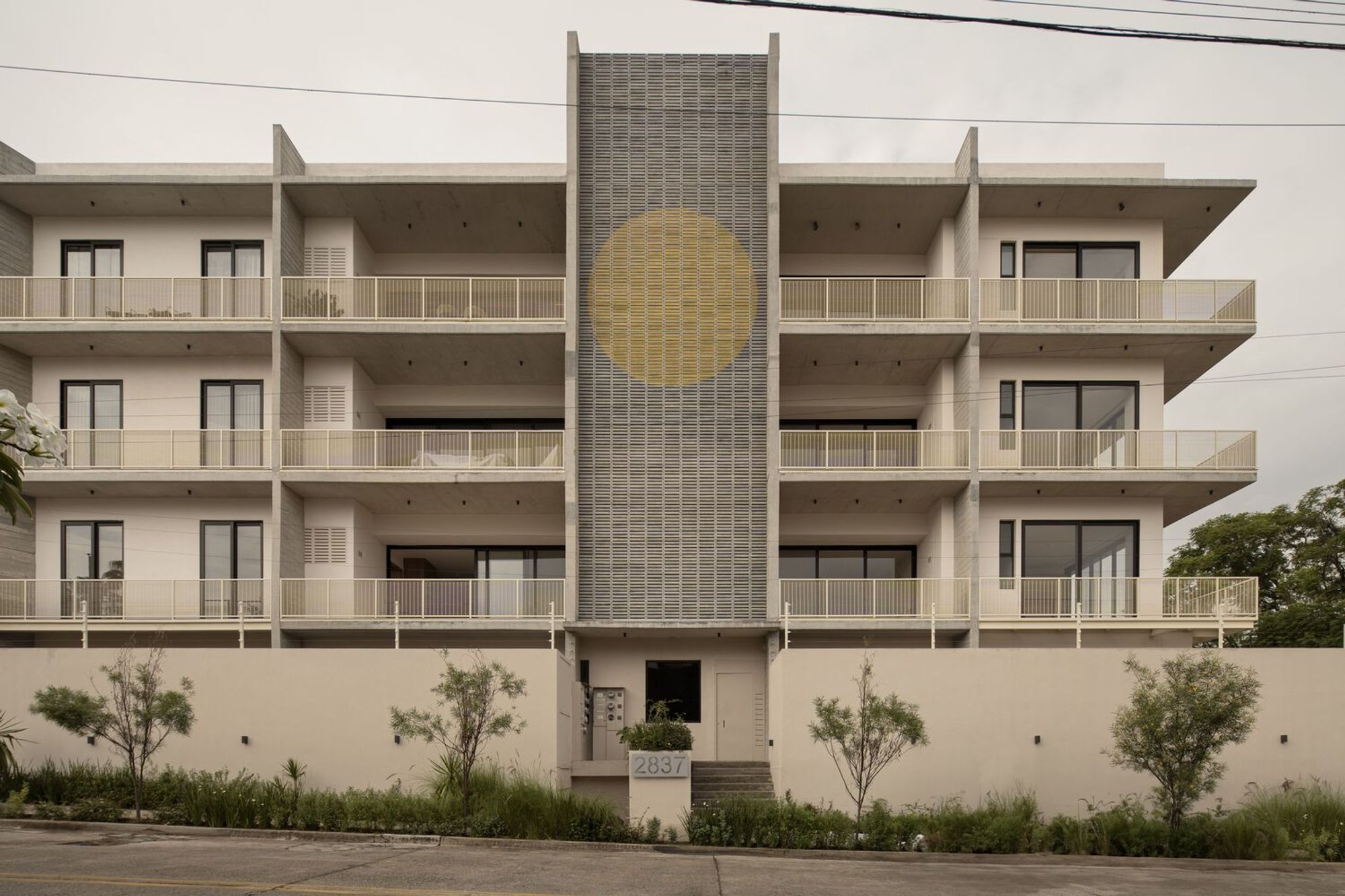 La Guiara Colomos Building by GONZALEZFRANCO Arquitectura and Trópico de Arquitectura: A Fusion of Nature and Modern Architecture