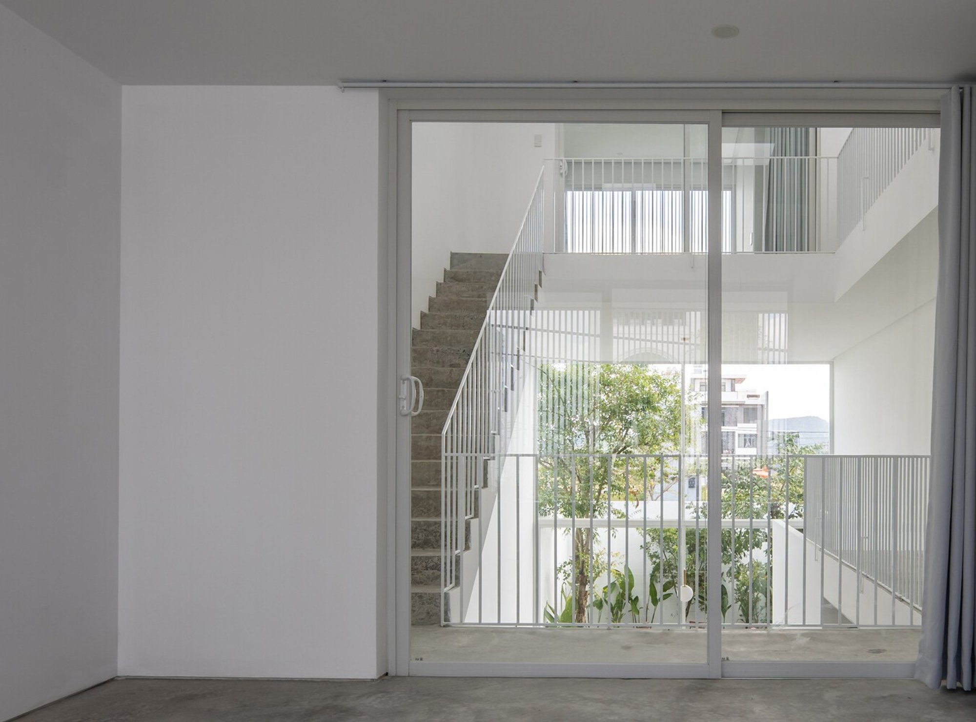 Nha Dao Buoc House: A Tropical Climate House Design by H-H Studio