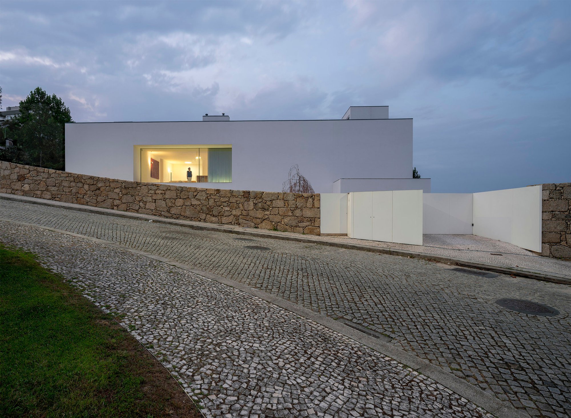 Modern House Renovation in Santo Tirso: TI House by NOARQ