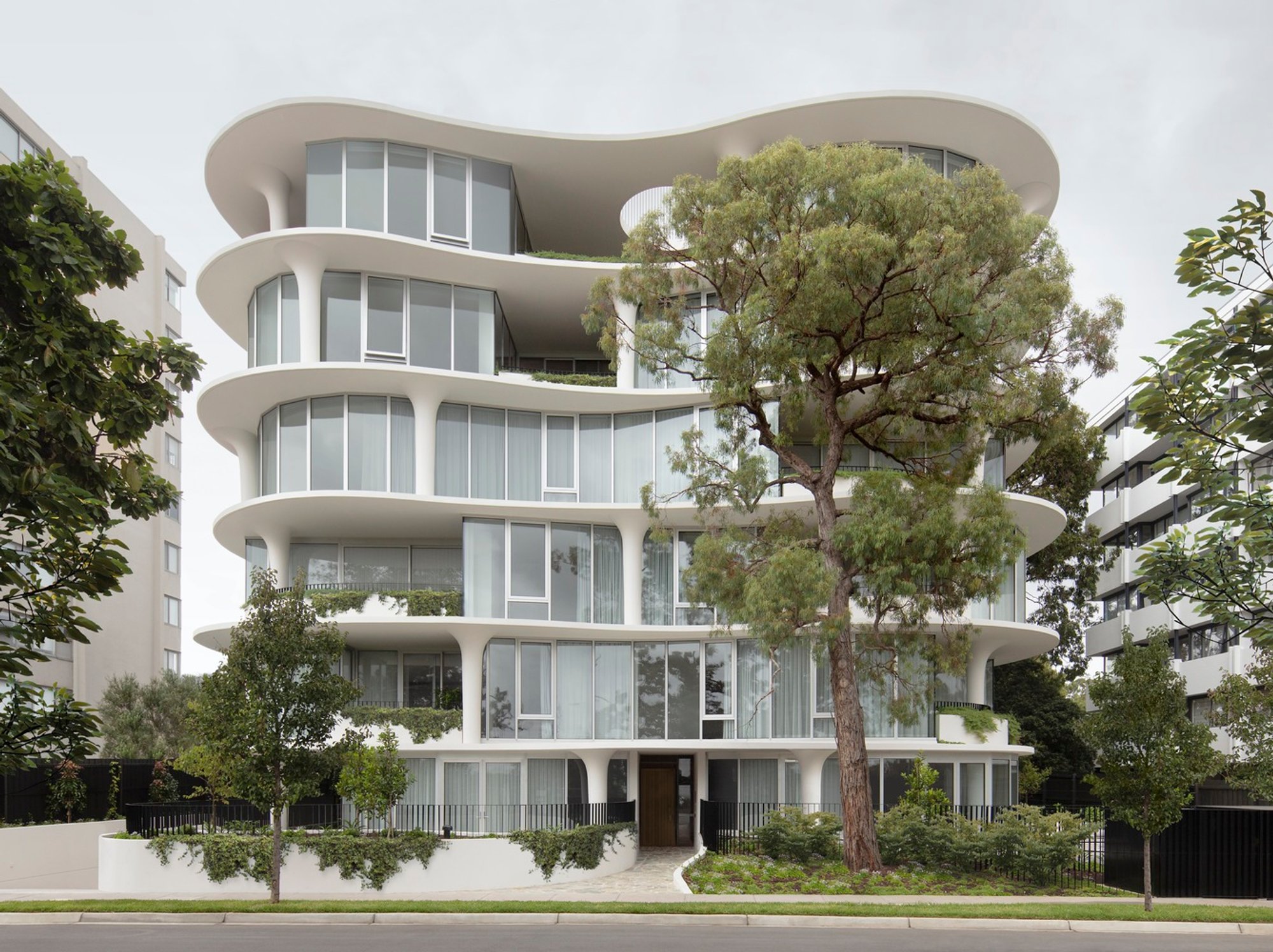 No. 6 Sydney Street Apartments: A Curvaceous Design Blending Nature and Luxury