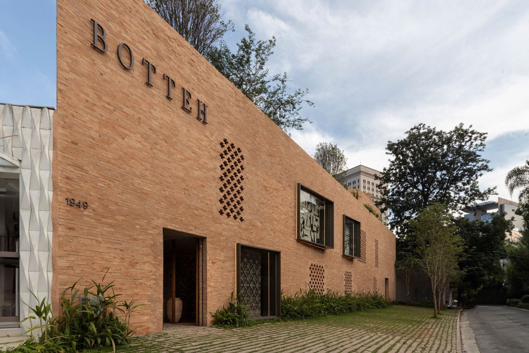 Botteh Store: A Fusion of Persian Heritage and Contemporary Architecture by Felipe Hess Arquitetos