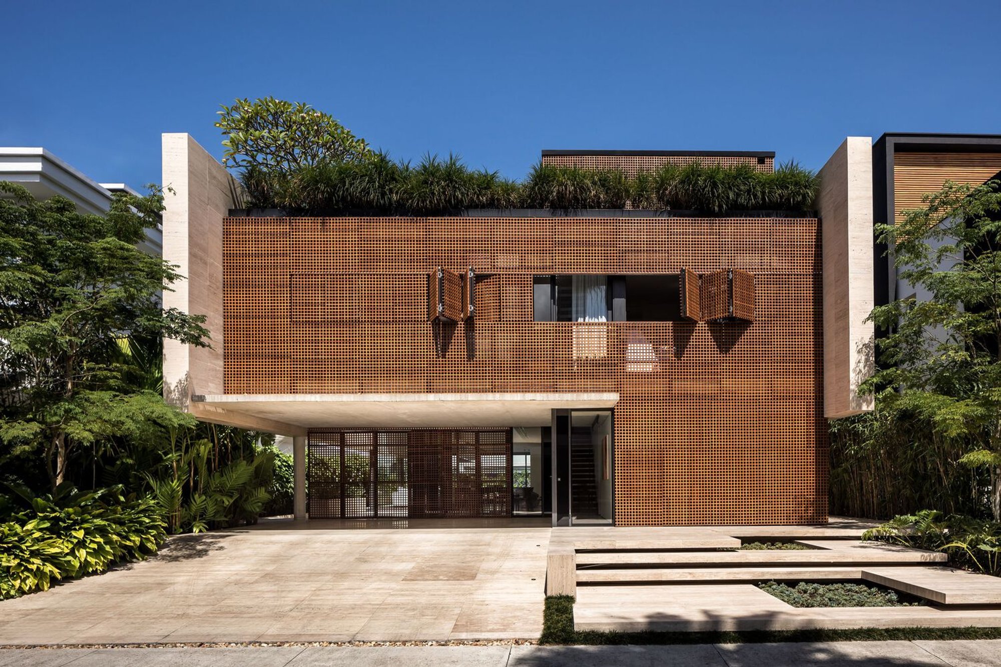 House of Facades: A Masterpiece of Privacy and Elegance by Marcos Bertoldi Arquitetos