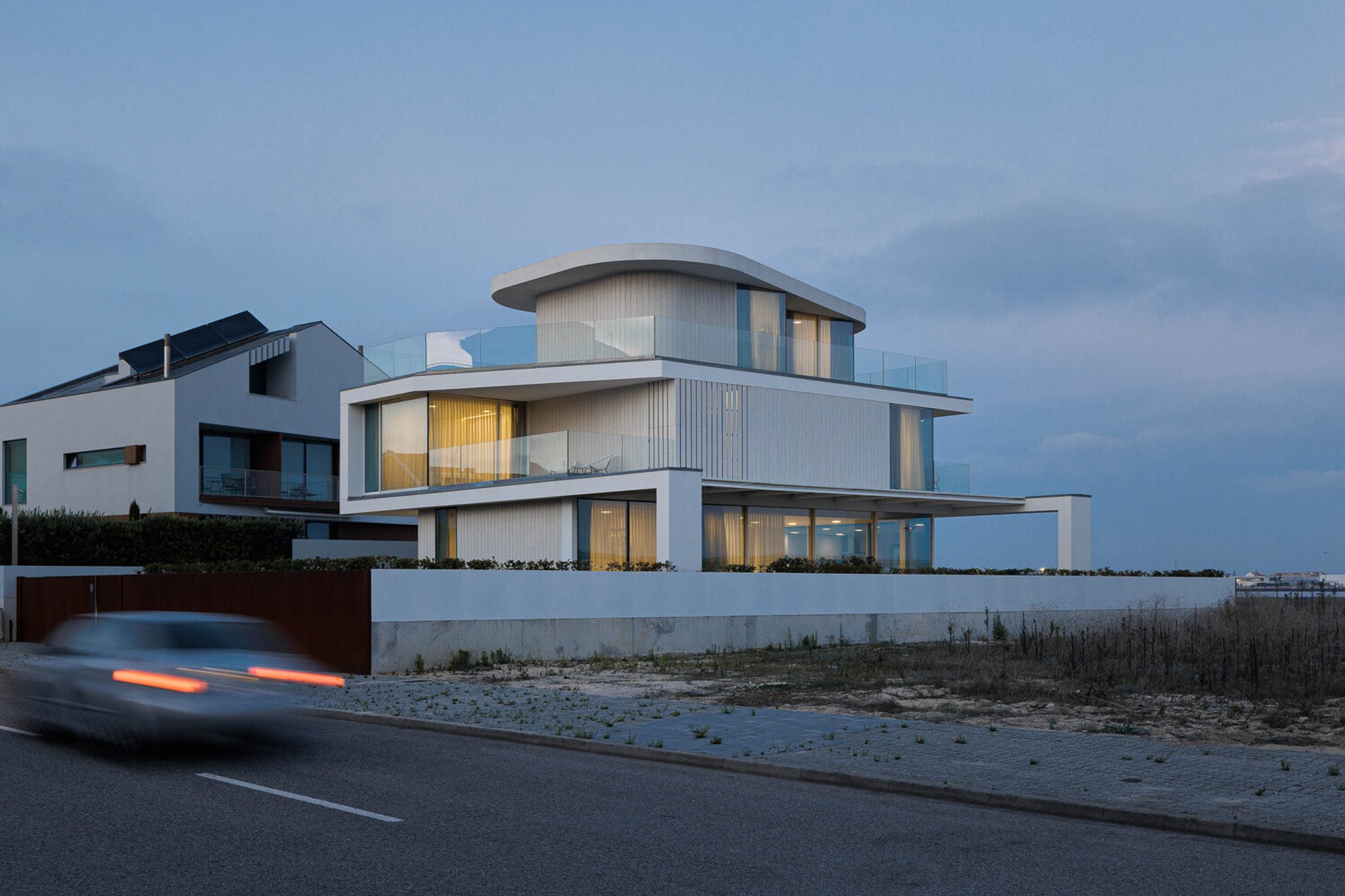 Moradia JD2: A Modern Beach House by Rui Rosmaninho in Ílhavo, Portugal