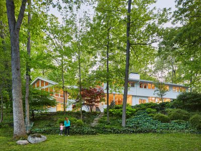 Sodon Lake House: A Midcentury Modern Renovation with a Sustainable Twist