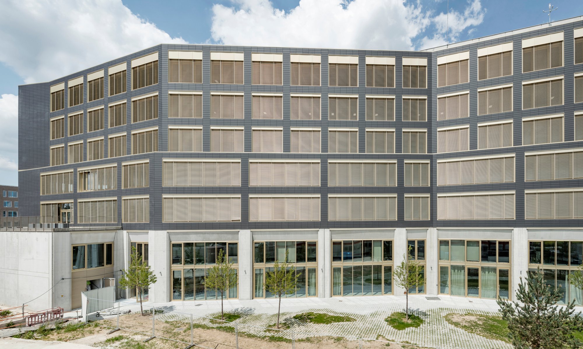 IPHE Host Innovation Incubator & Hotel Architecture: A Model of Flexibility and Innovation for Modern Workspaces