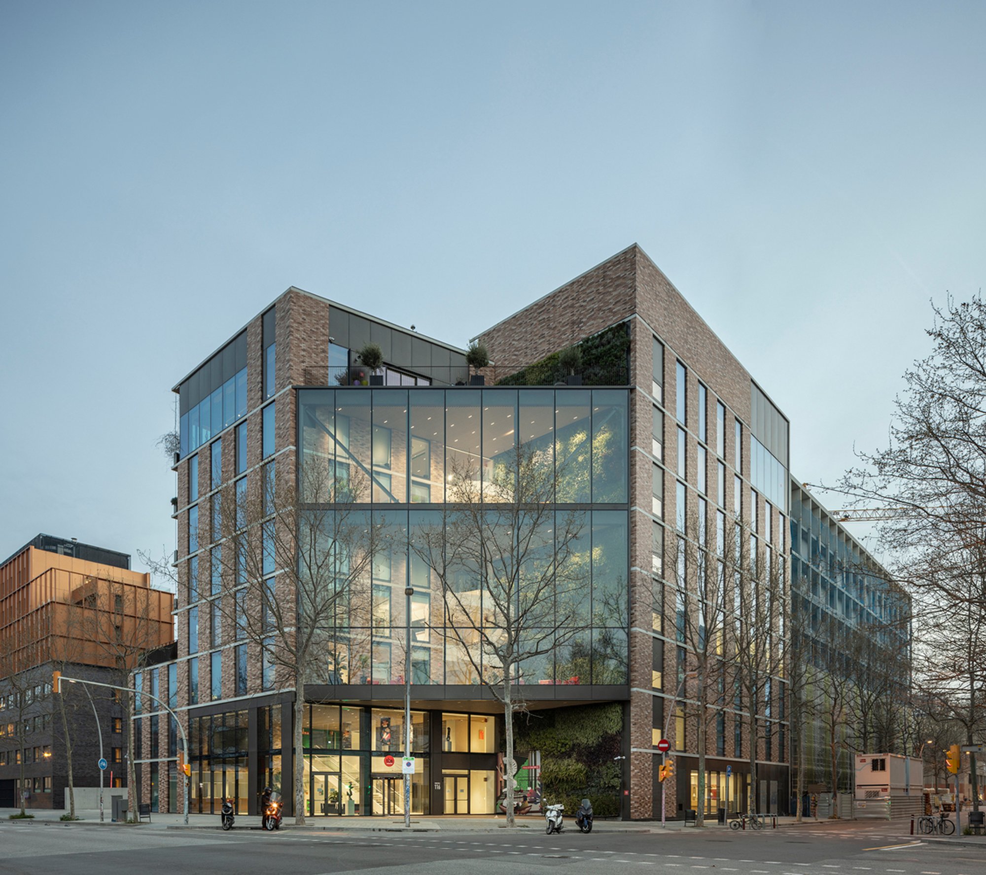 TBS School in Barcelona by Batlleiroig: A Model of Sustainable and Innovative Educational Architecture