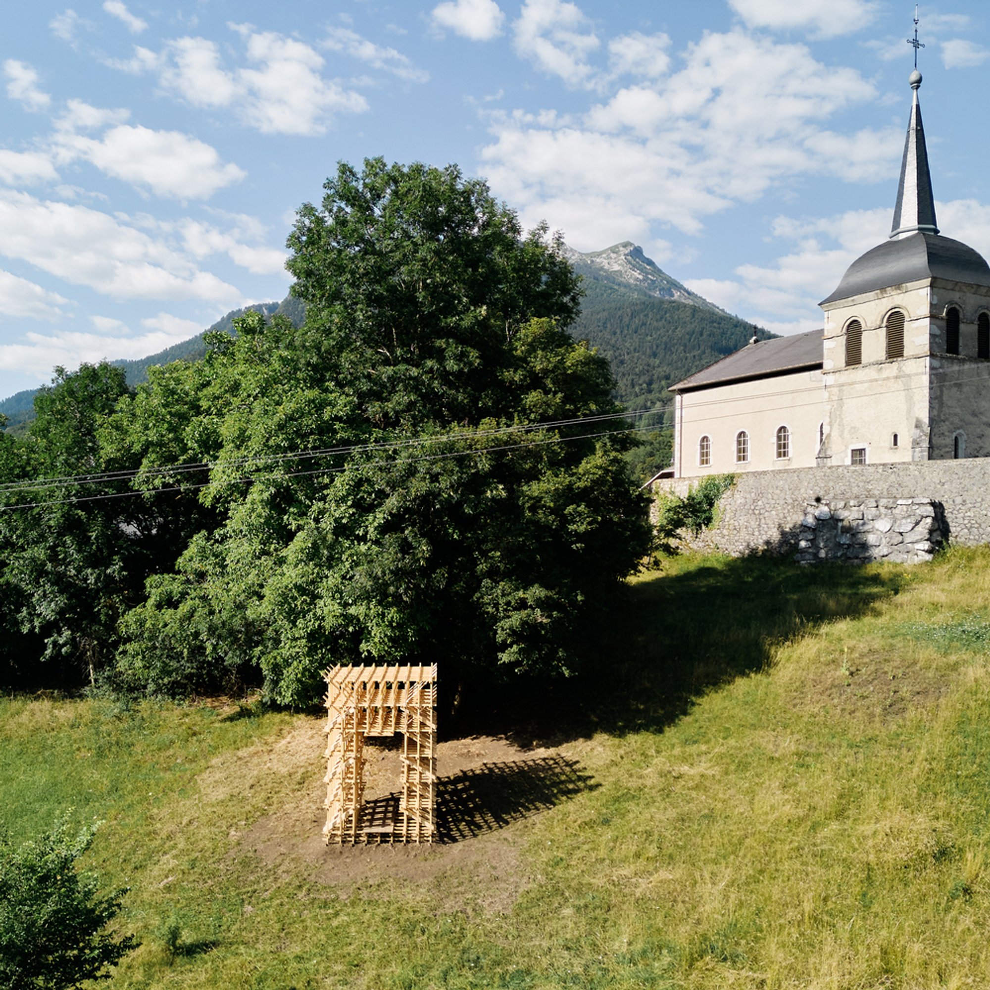 Exploring Ephemeral Architecture Design: The Case of Ploc! Installation by ici-bas