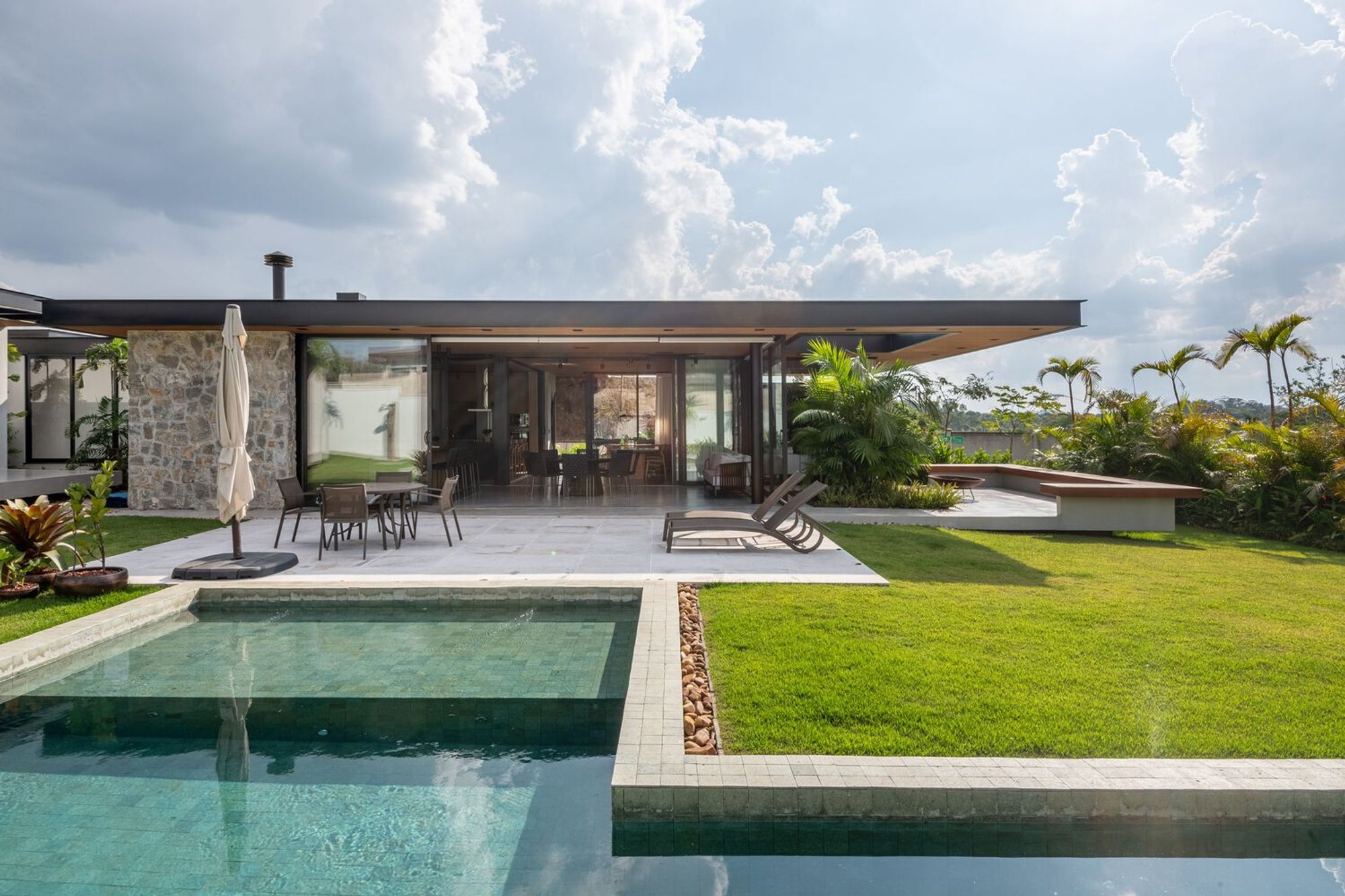 Minimalist House Design: The Petrus House by Sala Squadra Arquitetura & Interiores