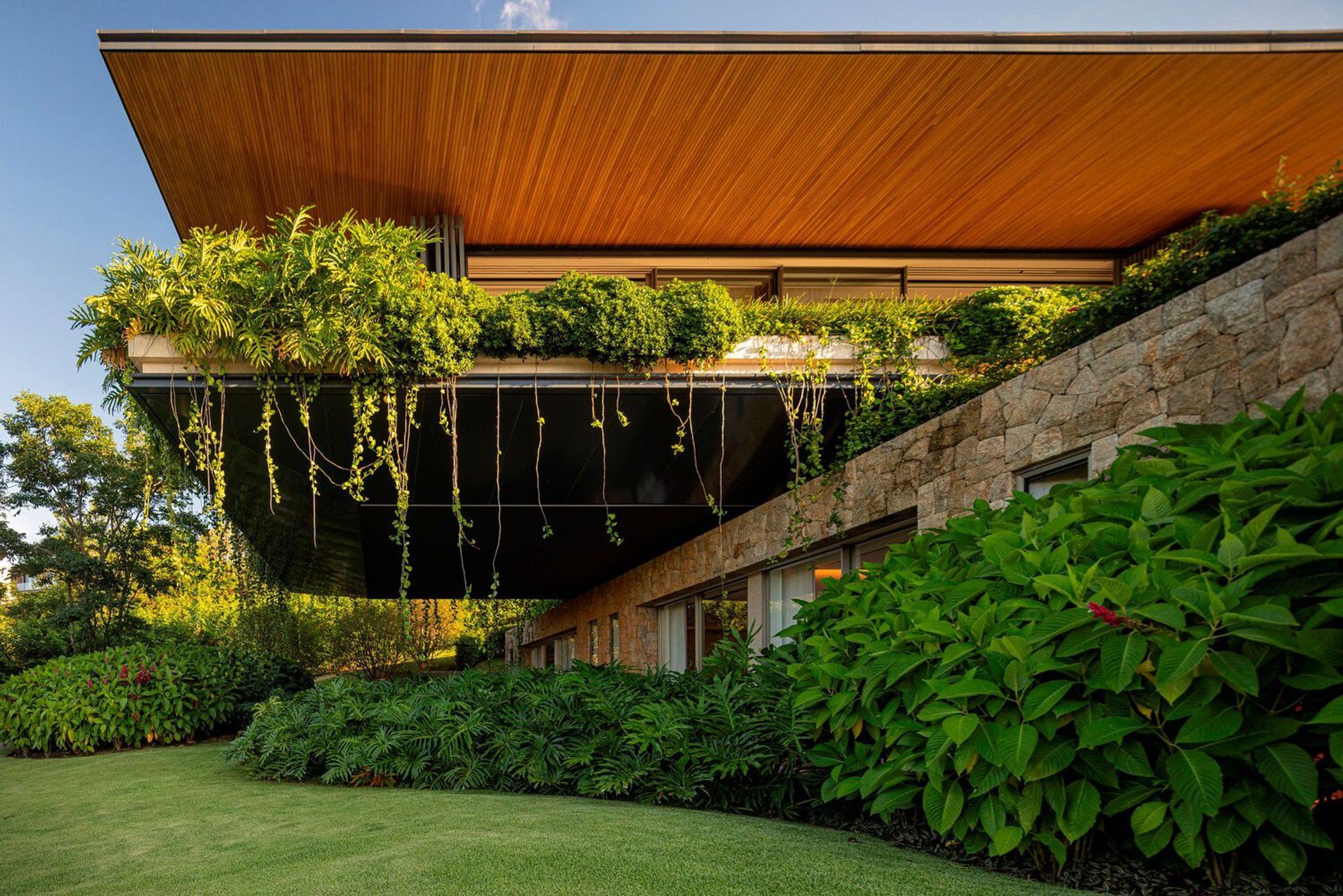 RDJ Residence by Jacobsen Arquitetura: A Modern Marvel Amidst Brazilian Forests