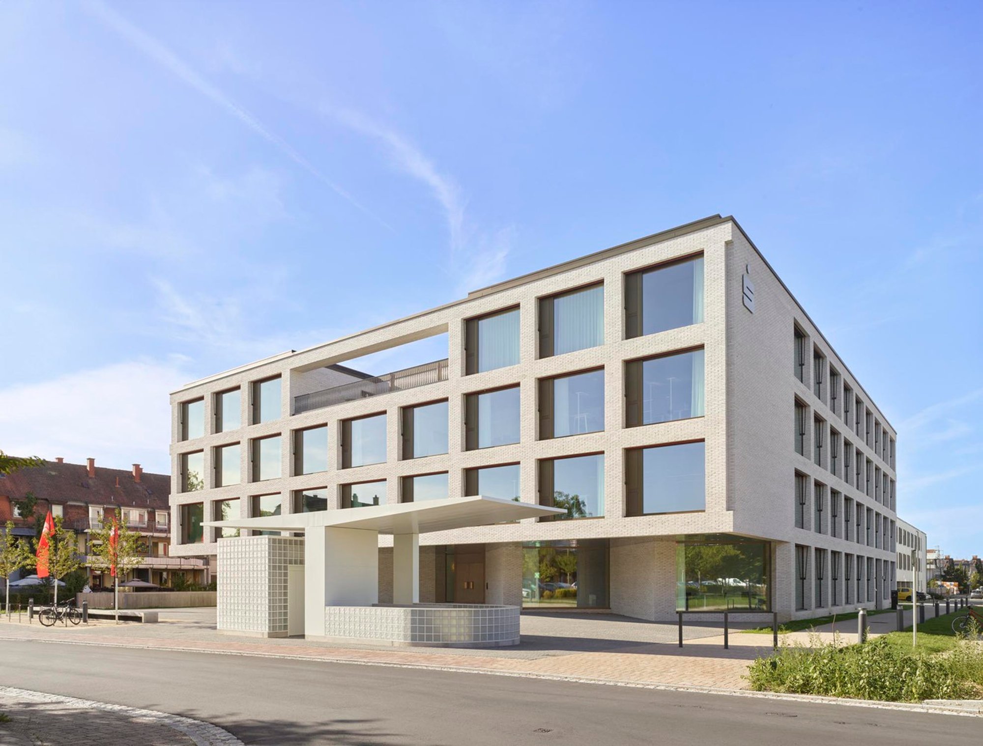 Sustainable Office Architecture: The Sparkasse Markgräflerland Service Center in Weil am Rhein