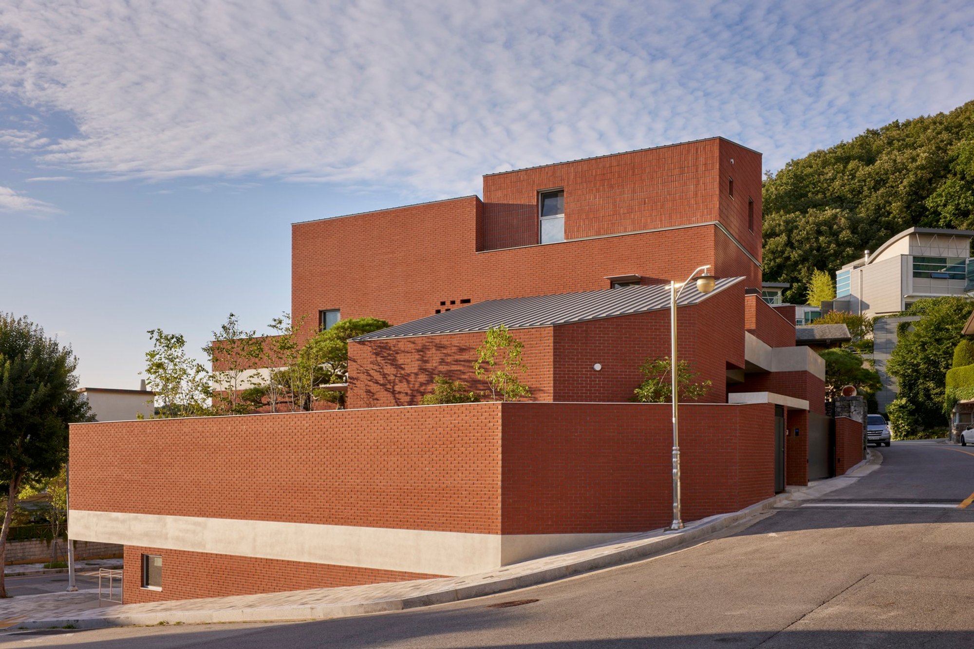 Modern Brick House Design: A Masterclass in Privacy, Openness, and Innovation – The Jeokhoje House