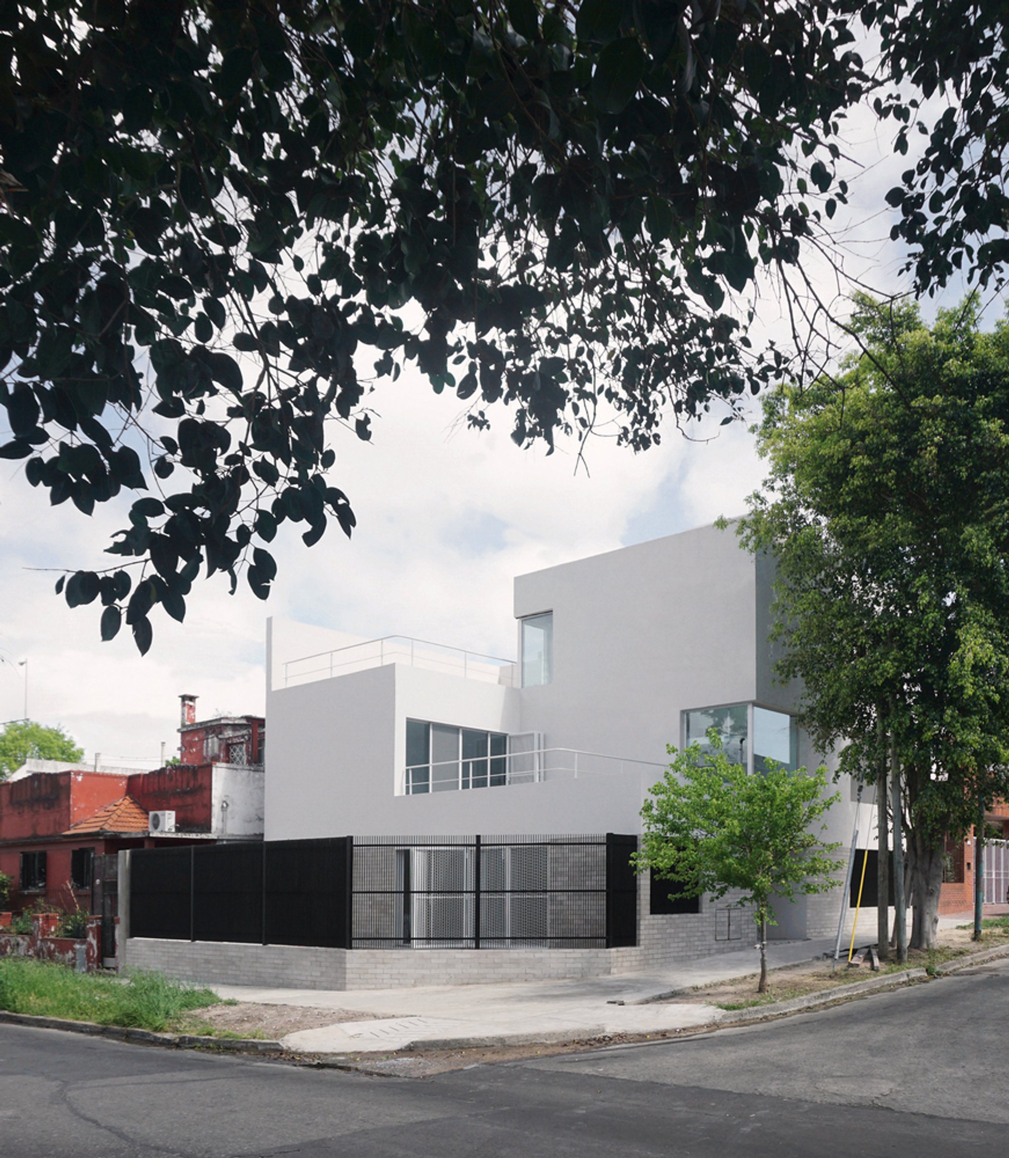 Two Houses by Prisma Arquitectura: A Unified Architectural Approach in Vicente López