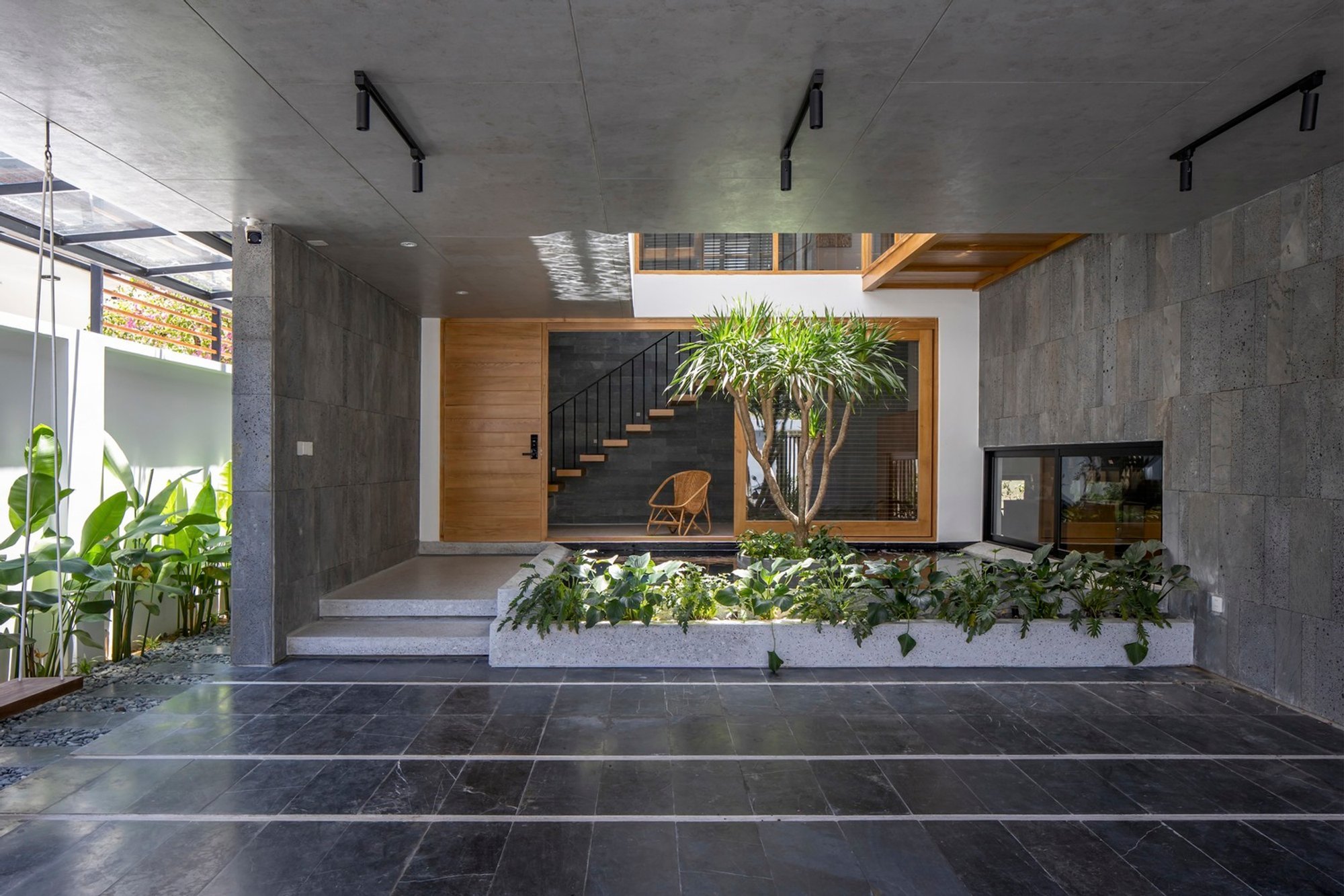 Modern Minimalist House Design with Inner Courtyard: TT House by PsA Architecture