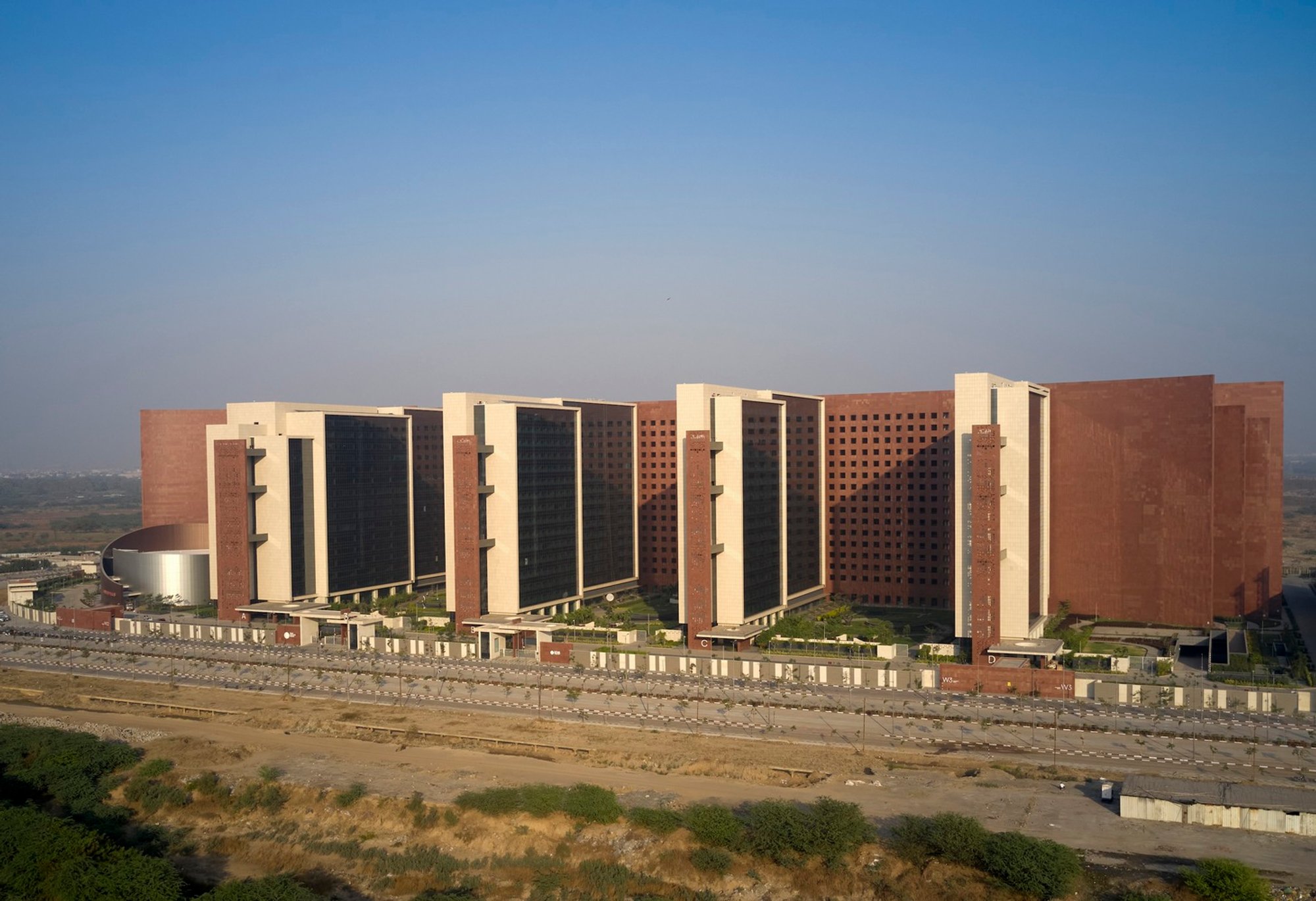 World’s Largest Office Building in India: A Look at the Surat Diamond Bourse by Morphogenesis