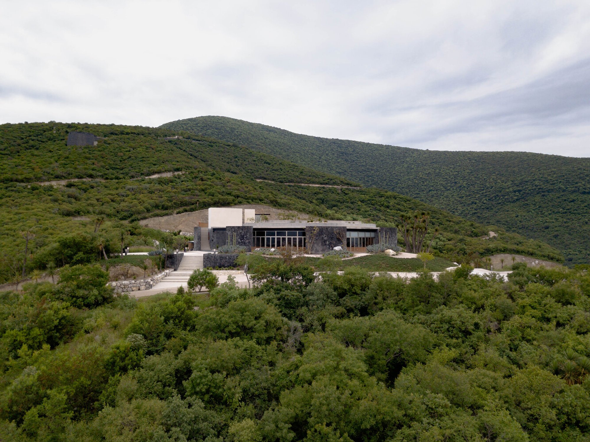 La Pedrera Clubhouse: A Masterpiece of Contextual Architecture in Atlixco