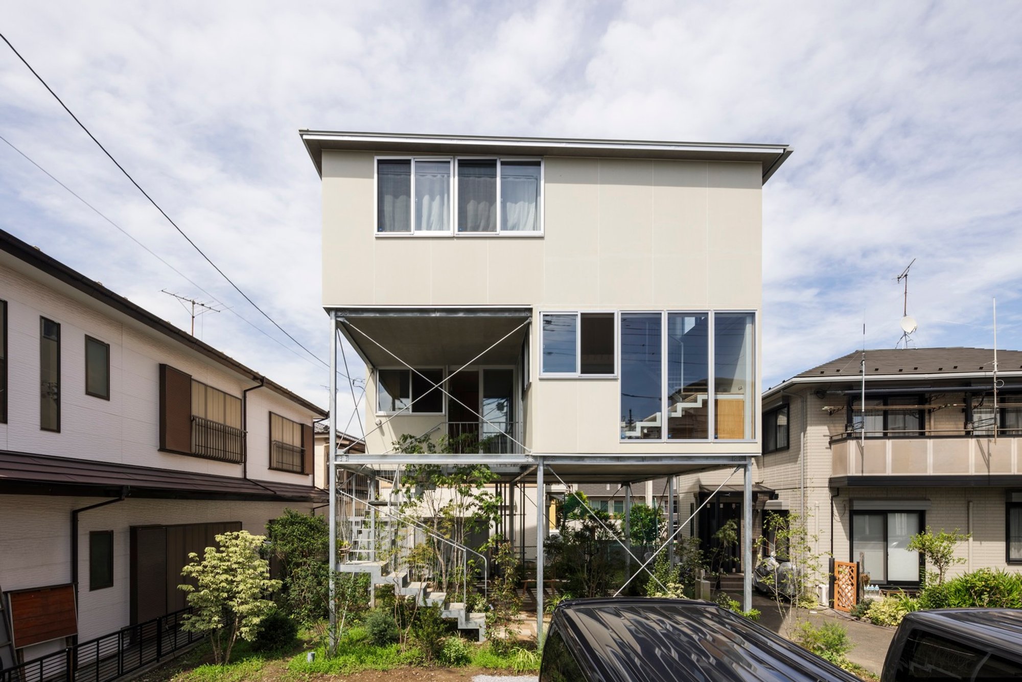 Elevated Modern Living: Blank Garden by Unemori Architects
