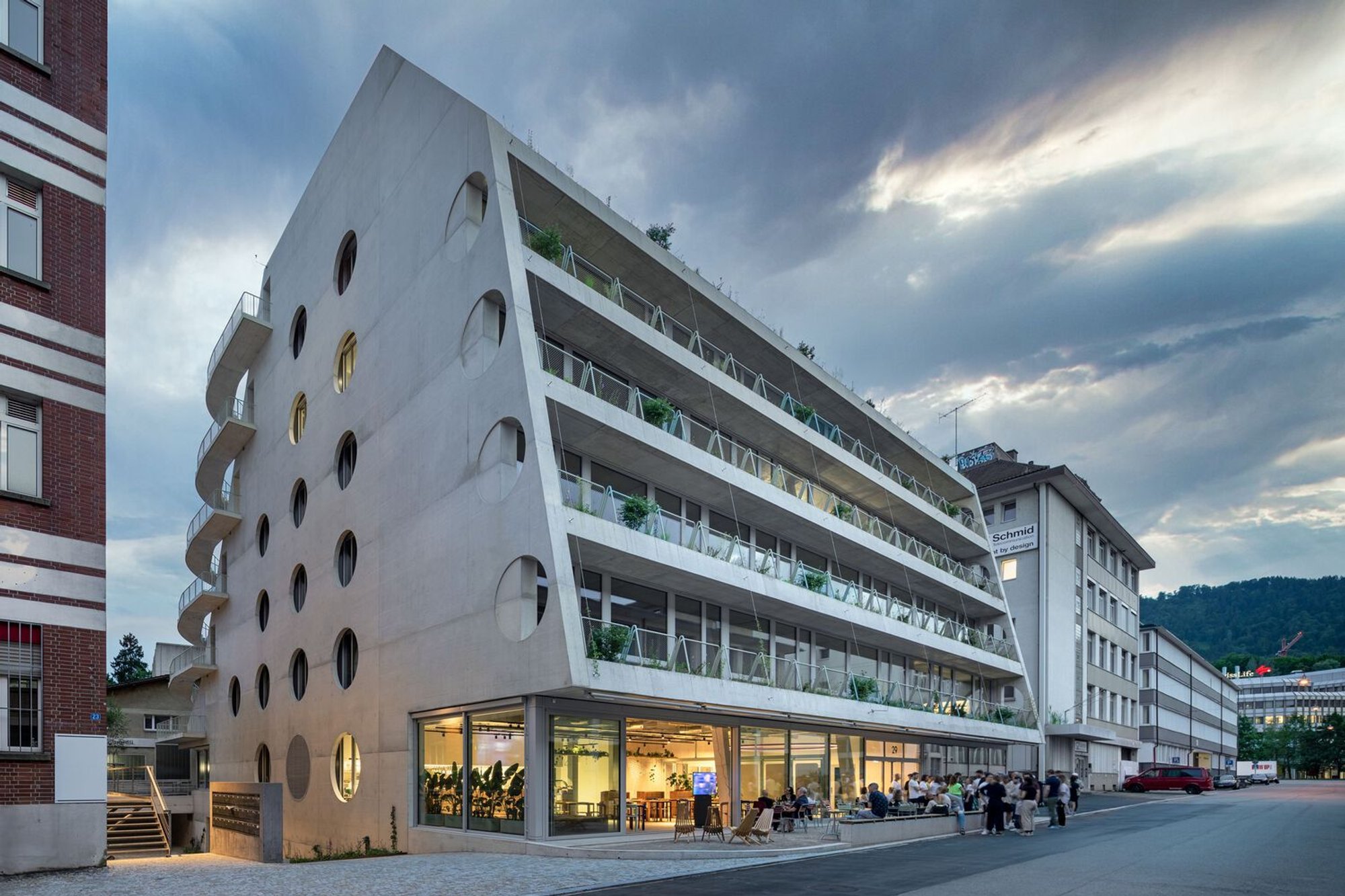 Dynamic Office Design in Zurich: The Dynamic Frame Office by Balbek Bureau