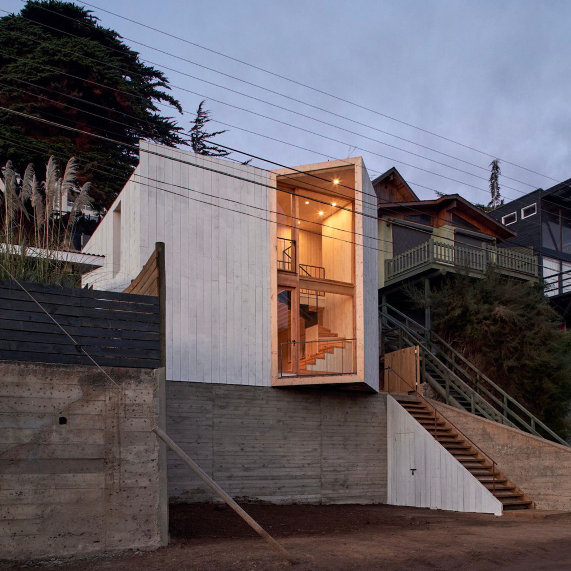Lagunita House: A Masterpiece of Hillside Architecture by Croxatto y Opazo Arquitectos