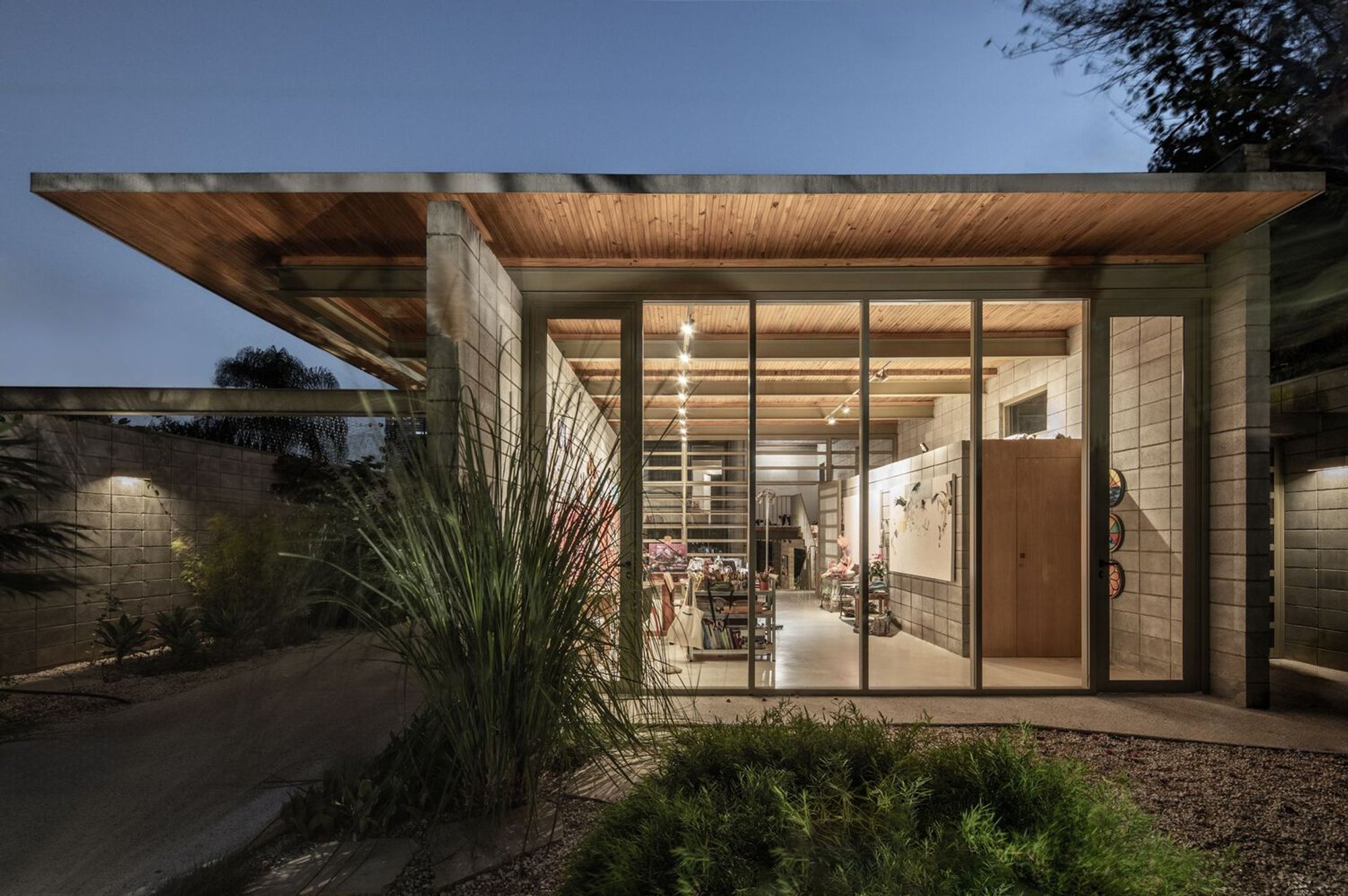 A Harmonious Blend of Art and Living by AMZ Arquitetos