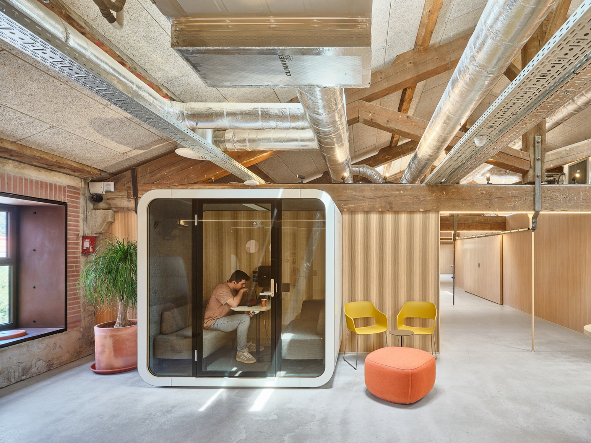 Adaptive Reuse Architecture in Coworking Spaces: The Alenya Project by OMA Octavio Mestre Arquitectos
