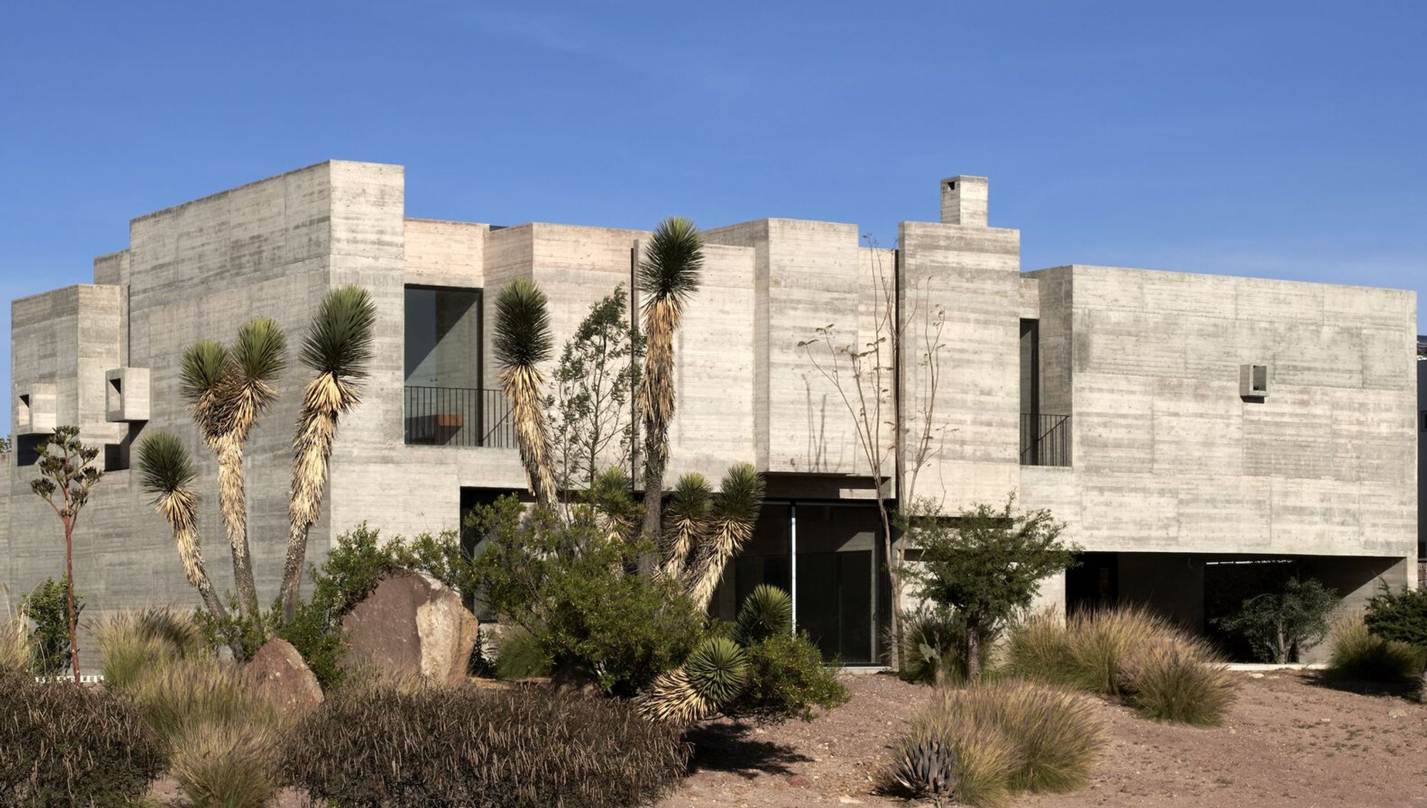 Modern Concrete House Design: The HMZ House