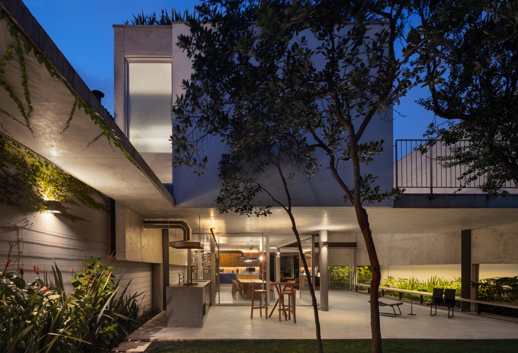 Venceslau House: A Modern Concrete Design in São Paulo by Canoa Arquitetura