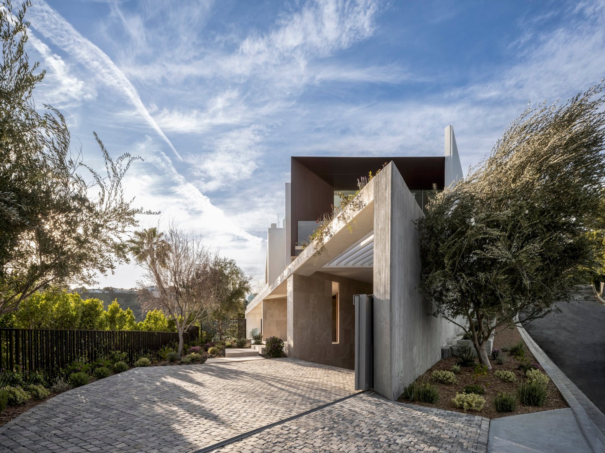 Modern Luxury House Design in Los Angeles: The Stradella Ridge House