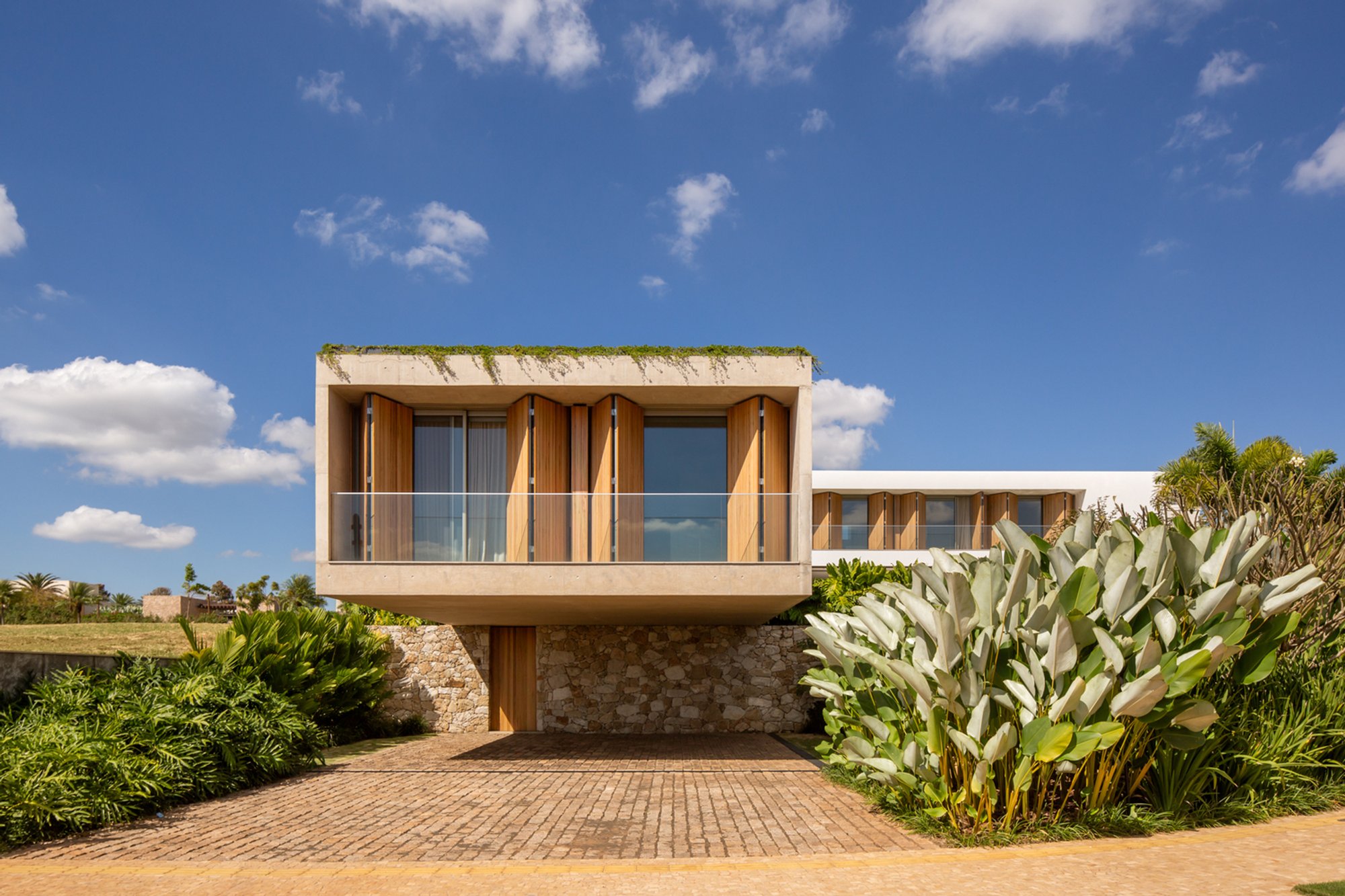 Modern Brazilian House Design: São Carlos Residence by Gui Mattos