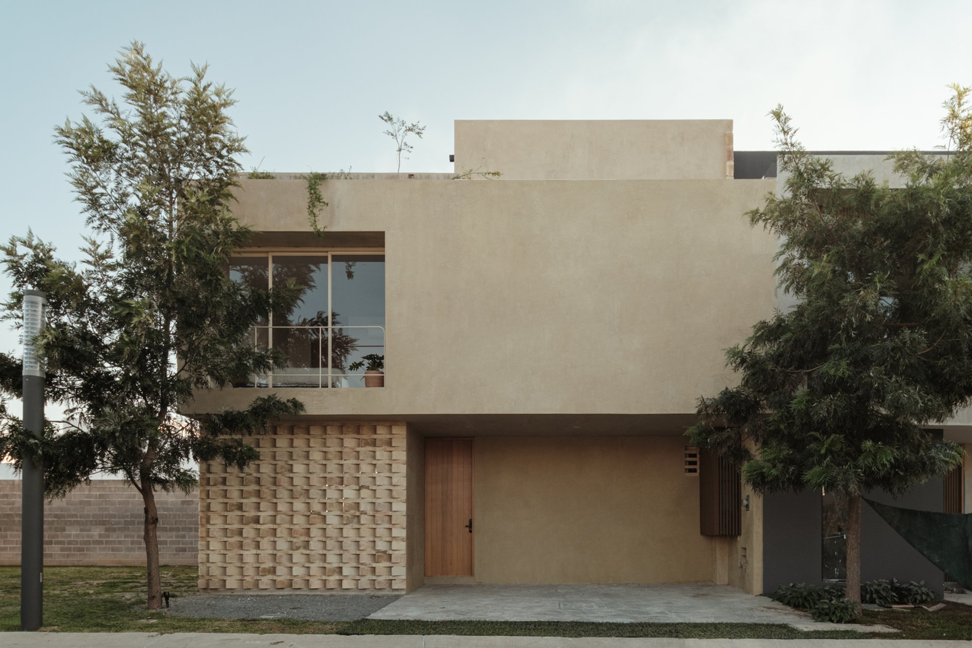 Lantana House: A Tranquil Urban Retreat by Dinamita in Guadalajara