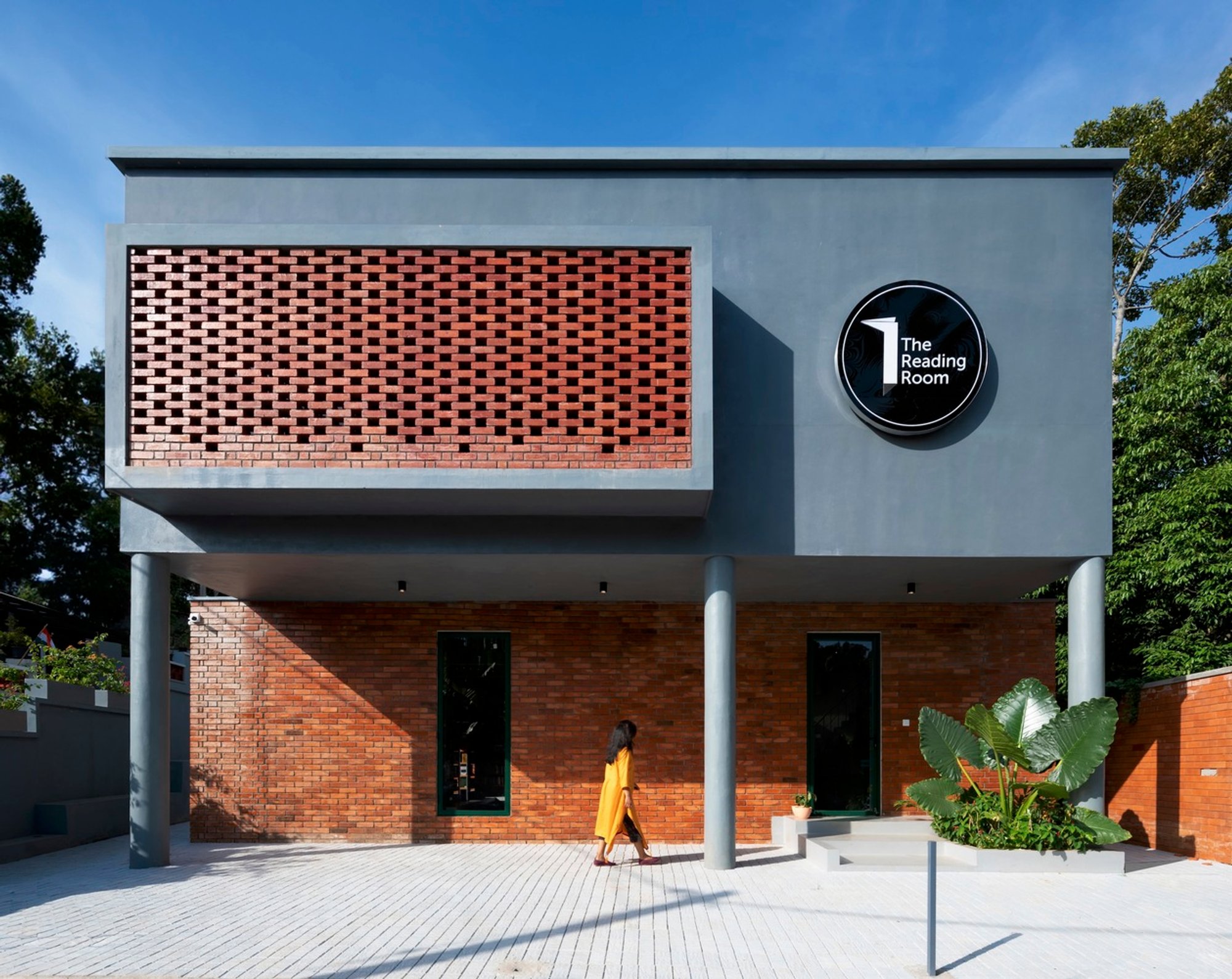 The Reading Room: A Harmonious Blend of Rustic Architecture and Community Engagement