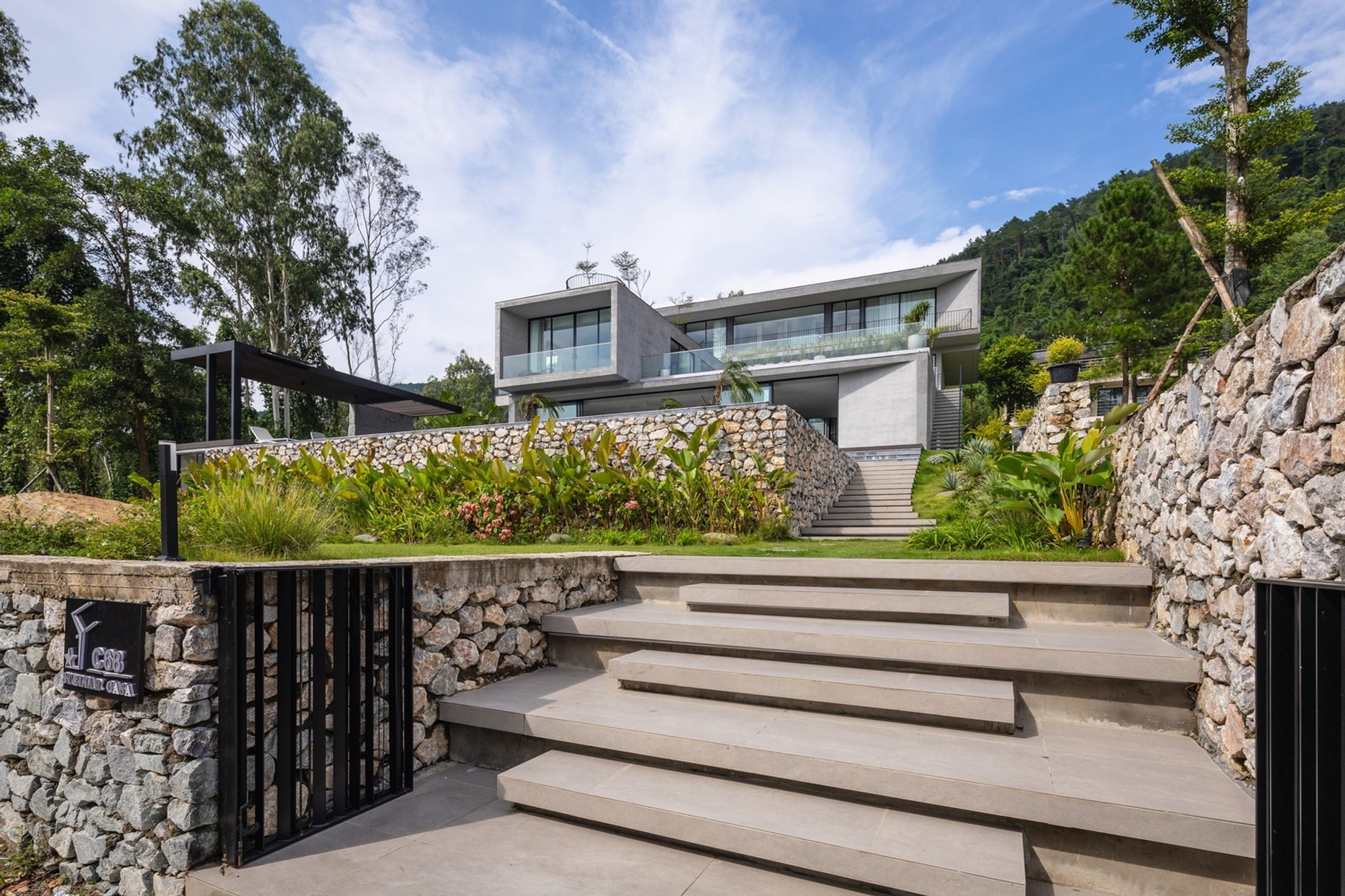 Hillside Modern Villa Design: Exploring Stella Casa by Idee Architects