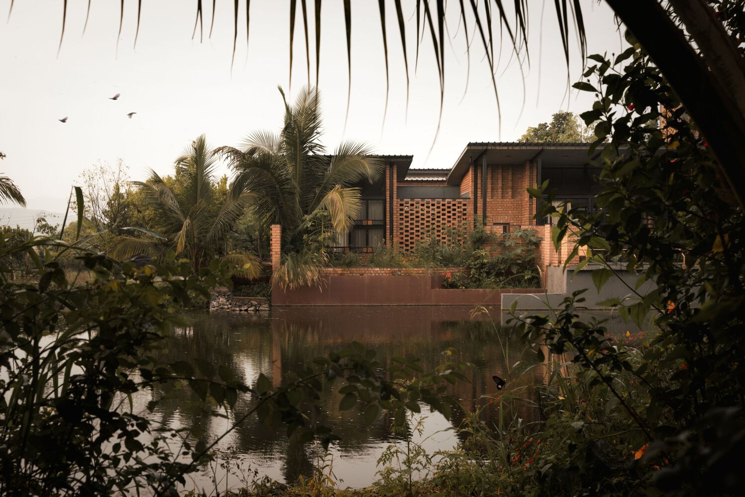 Modern Wada Architecture by the Lake: A Fusion of Heritage and Contemporary Design