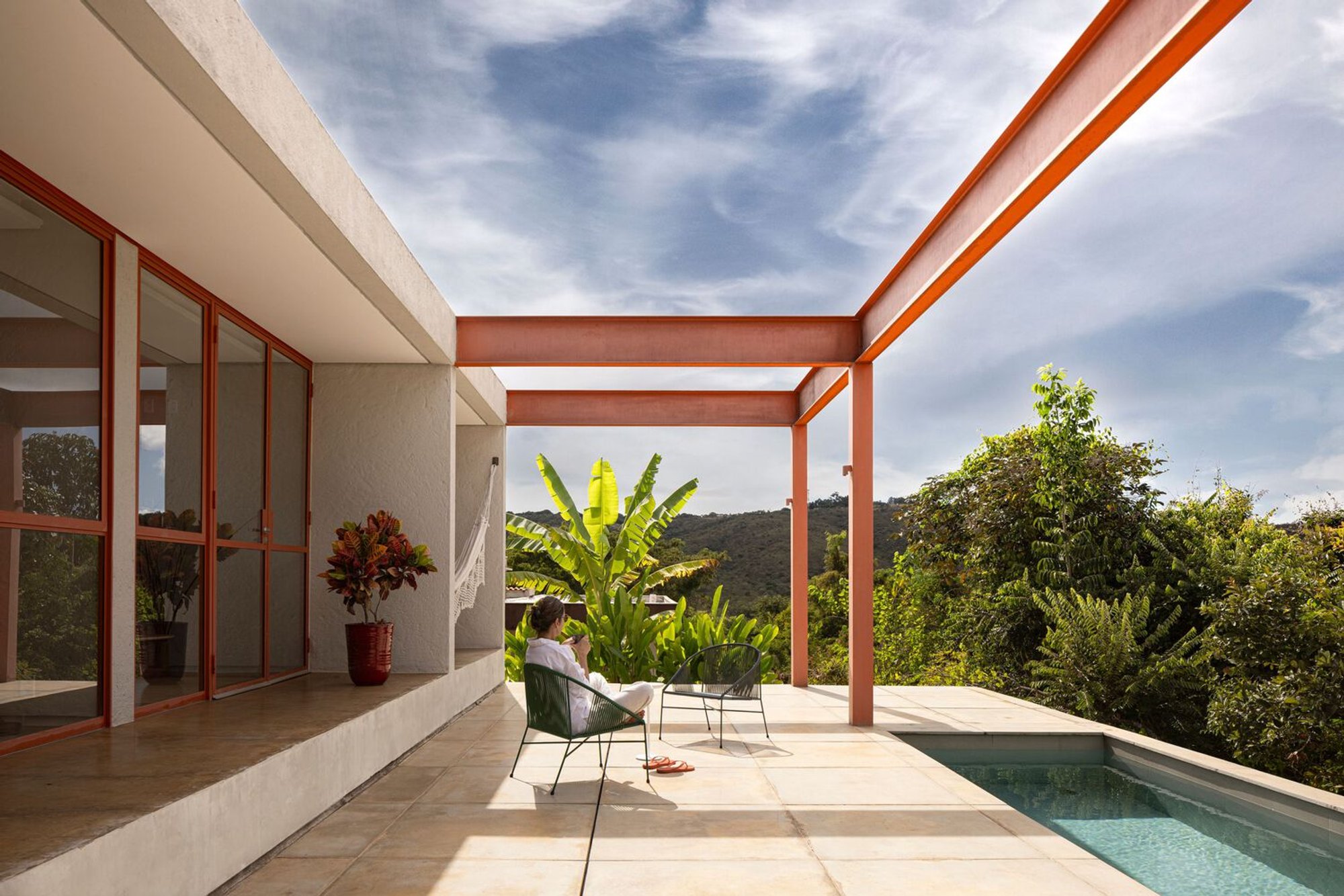 Grota's House Design in Brasília: A Minimalist Retreat Surrounded by Nature