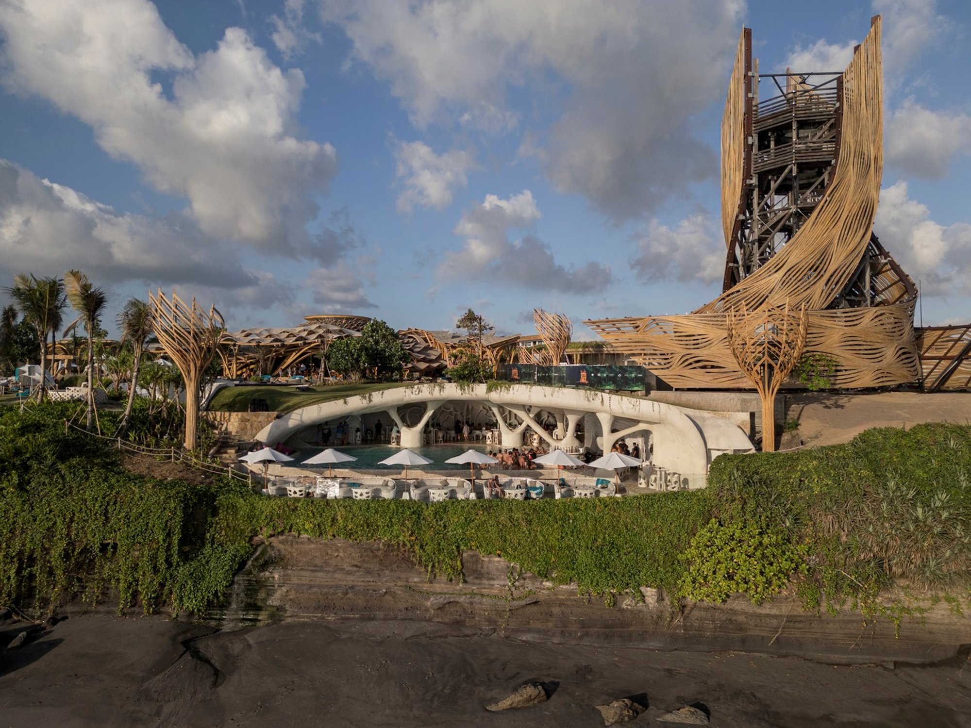 Luna Beach Club: A Paradigm of Sustainable Hospitality Architecture in Bali