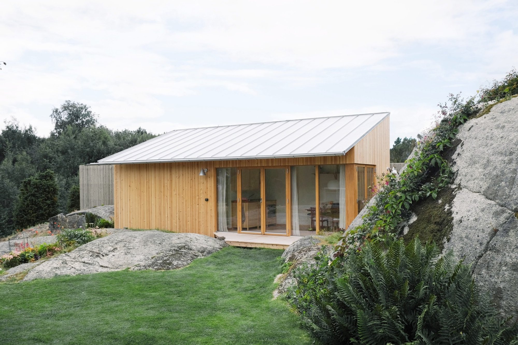 KFA Arkitekter Nestles a Timber Guesthouse into Swedish Bedrock