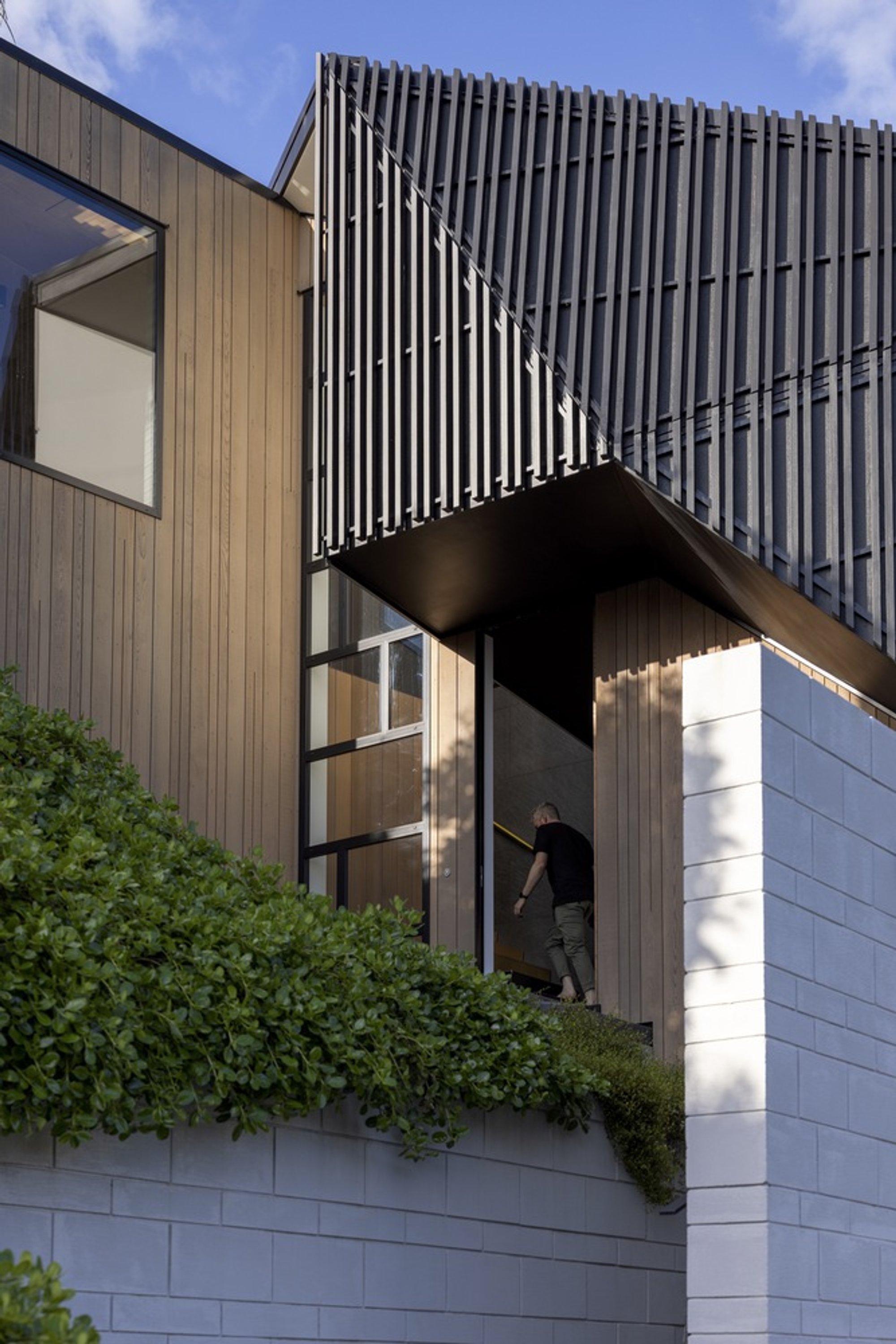 Mark Frazerhurst Architect Carves an Angular Courtyard House into an Auckland Hillside