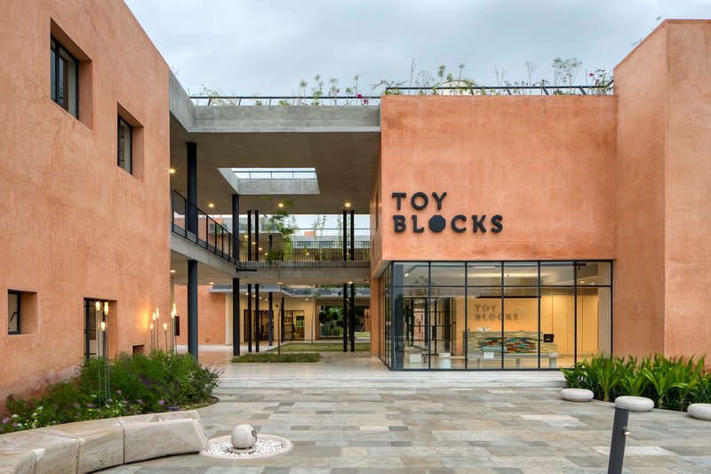 Toy Blocks Kindergarten — colourful interlocking volumes that make the Reggio Emilia philosophy spatial