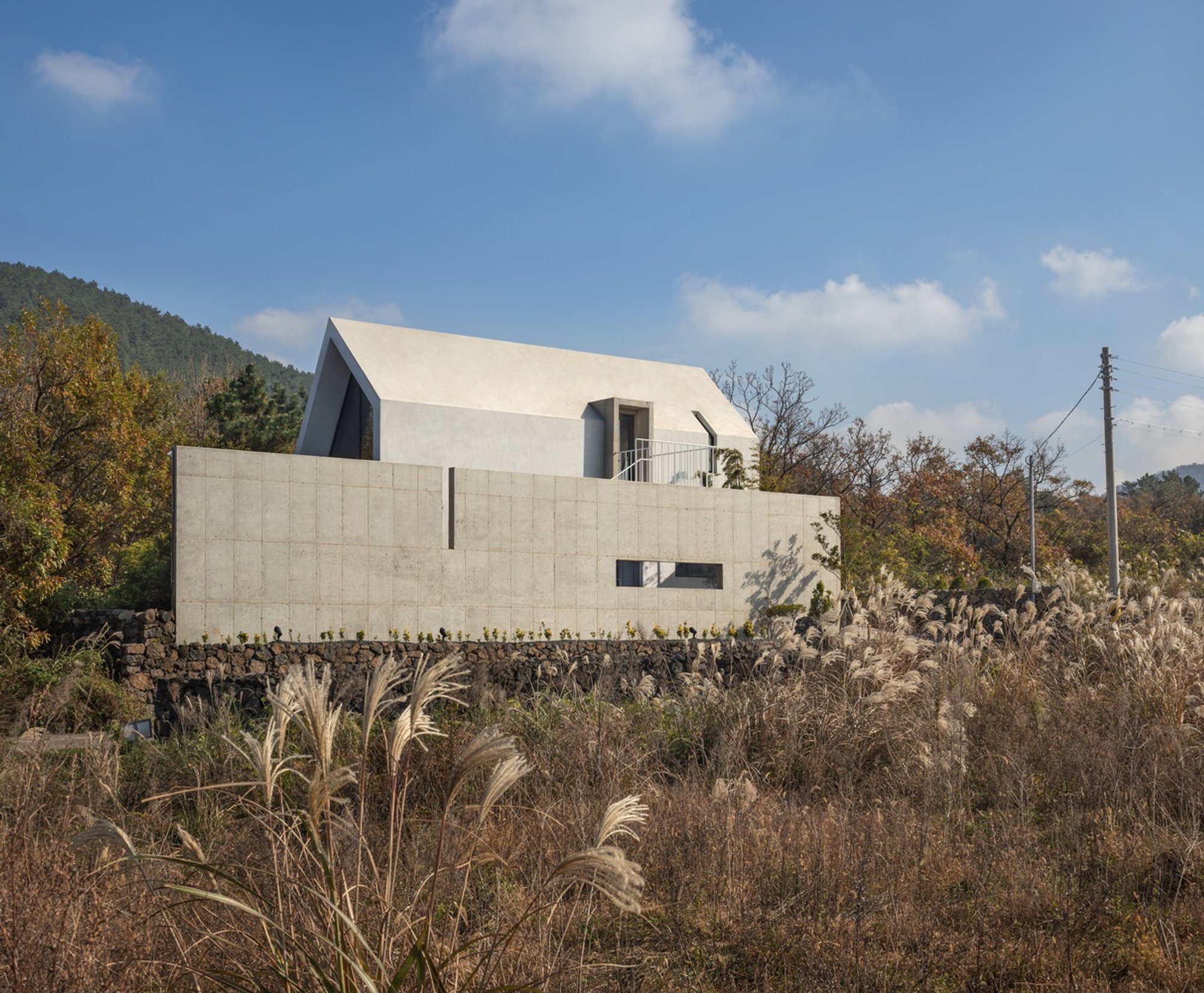 Seon Heul Sup House: A Harmonious Retreat in Jeju's Gotjawal Forests