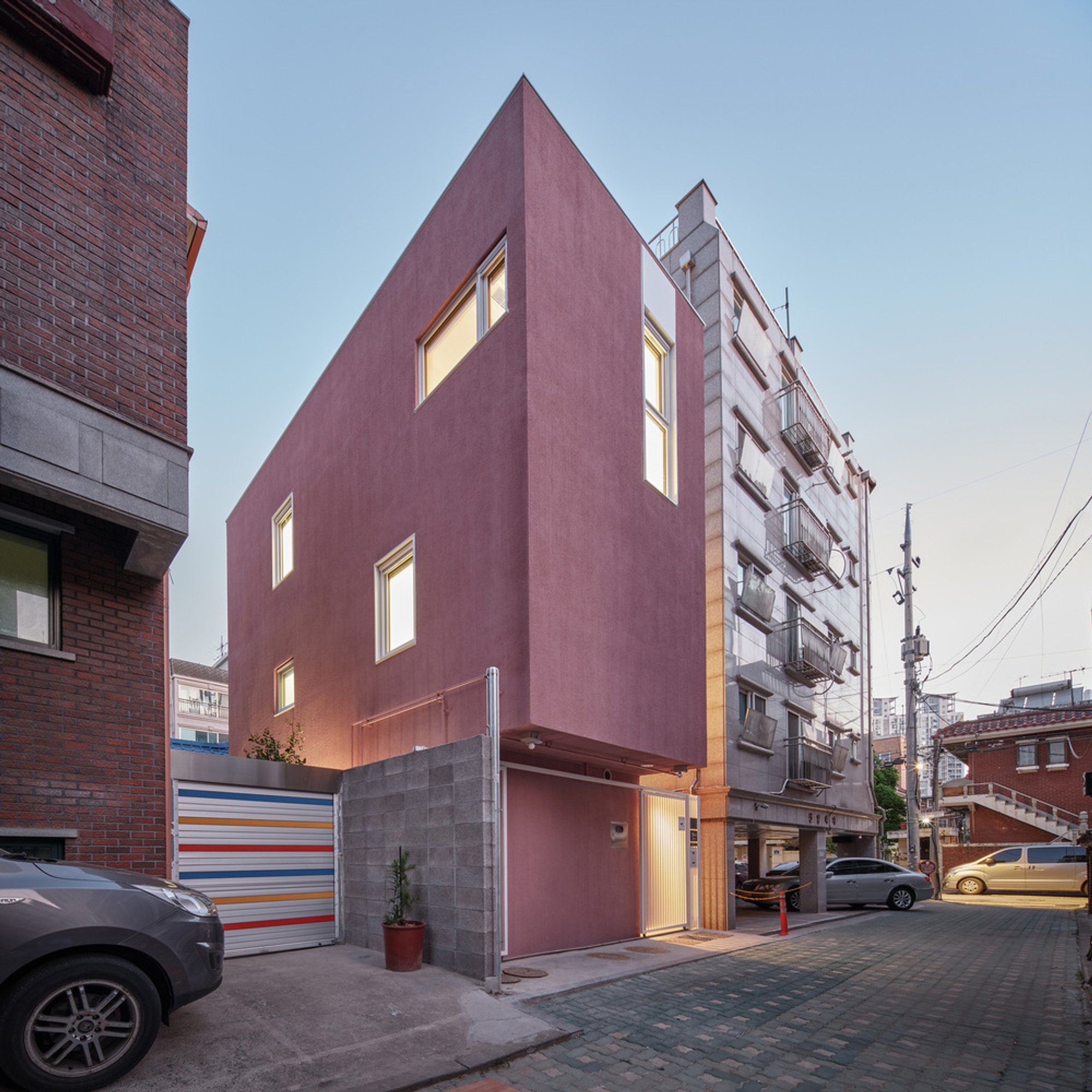 Pink Oasis House by TIUM Architects: A Modern Harmony of Functionality and Aesthetics