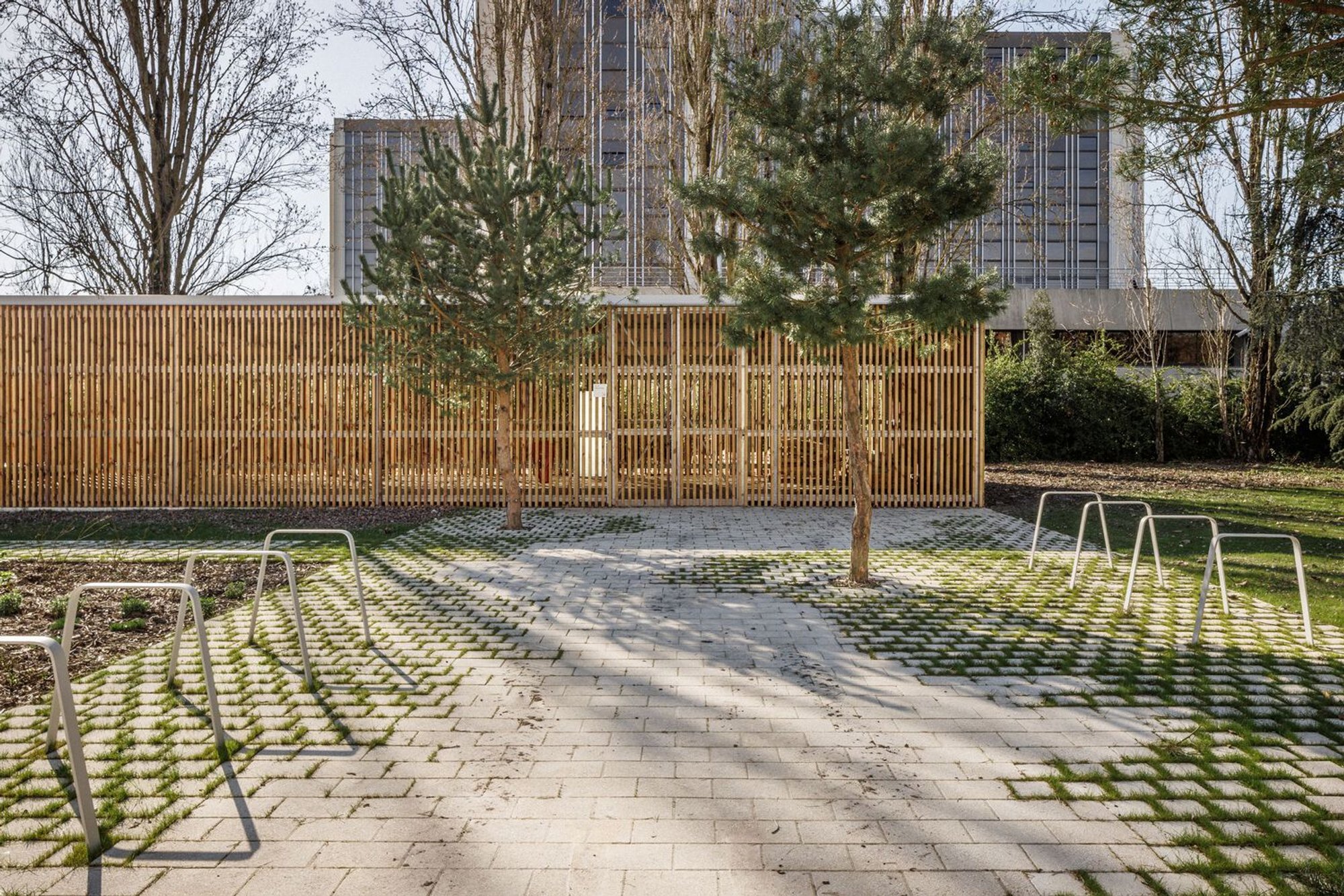 Training Center Residence and Workshops for Apprentices: A Modern Architectural Evolution in Bordeaux