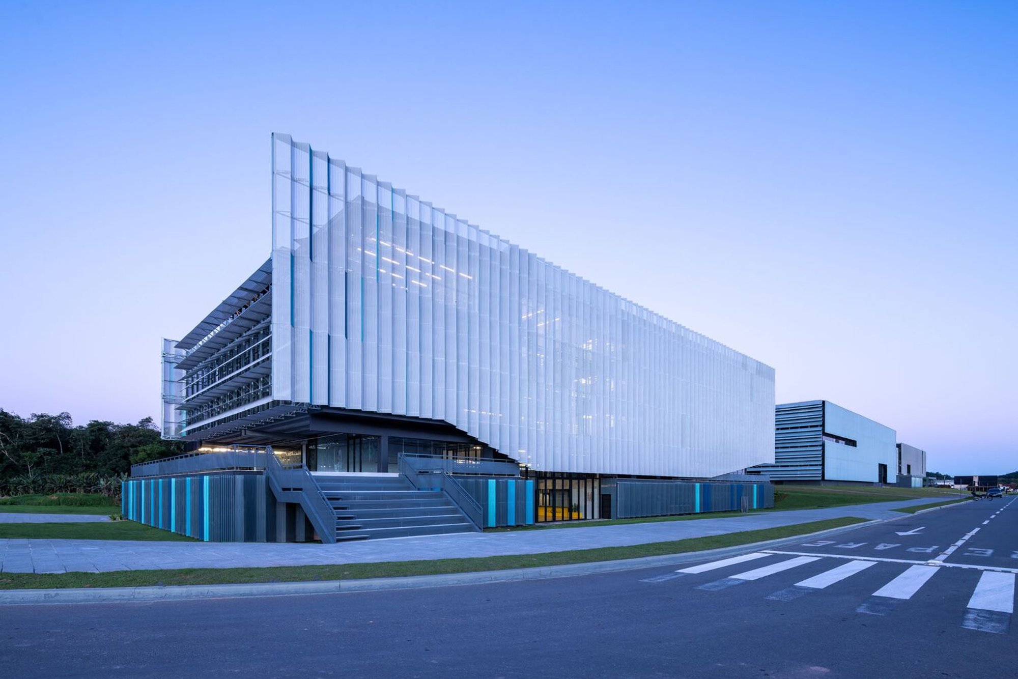 Estúdio Módulo Wraps an Innovation Hub in White Louvres on a Brazilian Campus