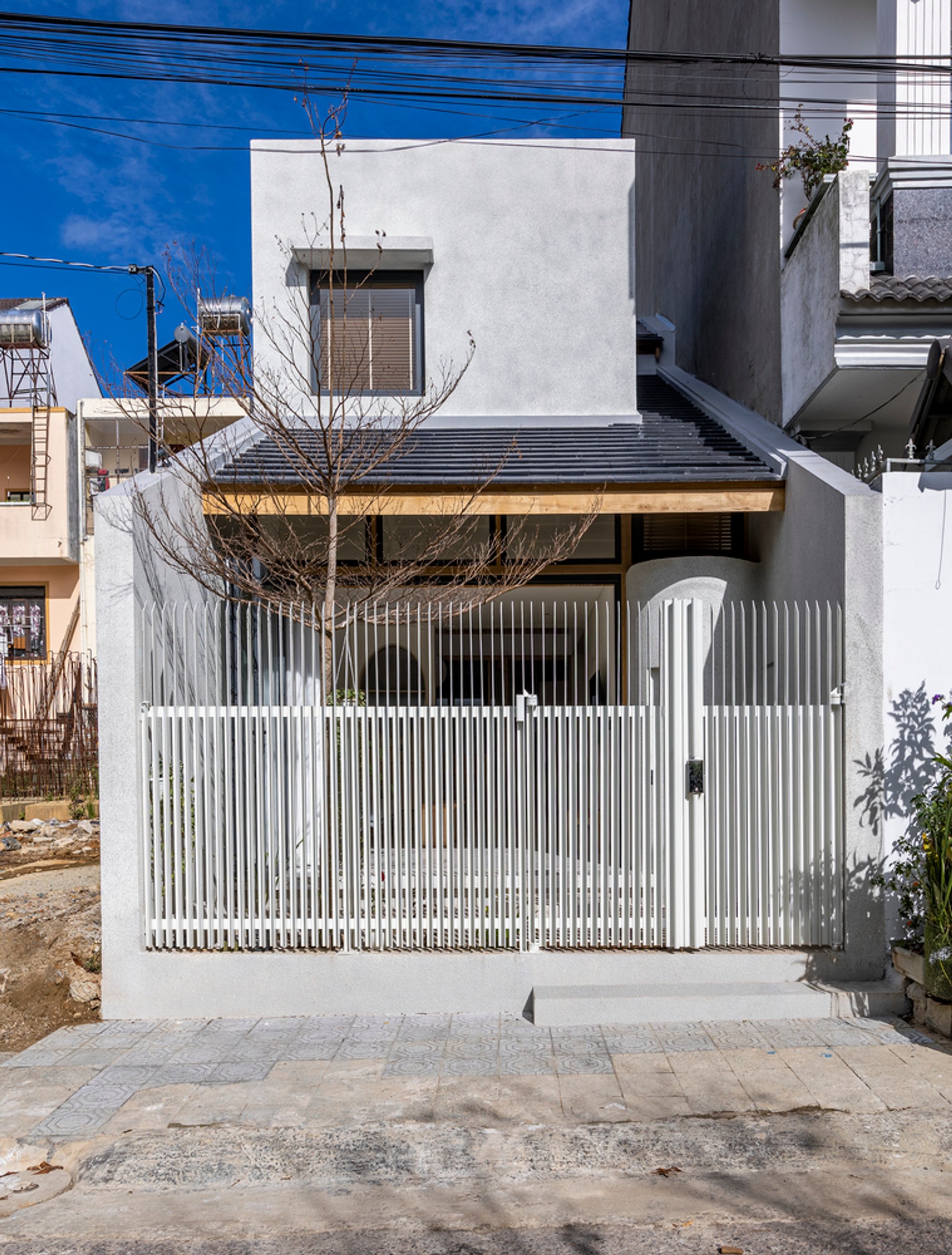 Mother's Small House: A Cozy Retreat by Thien Hung Design and Construction