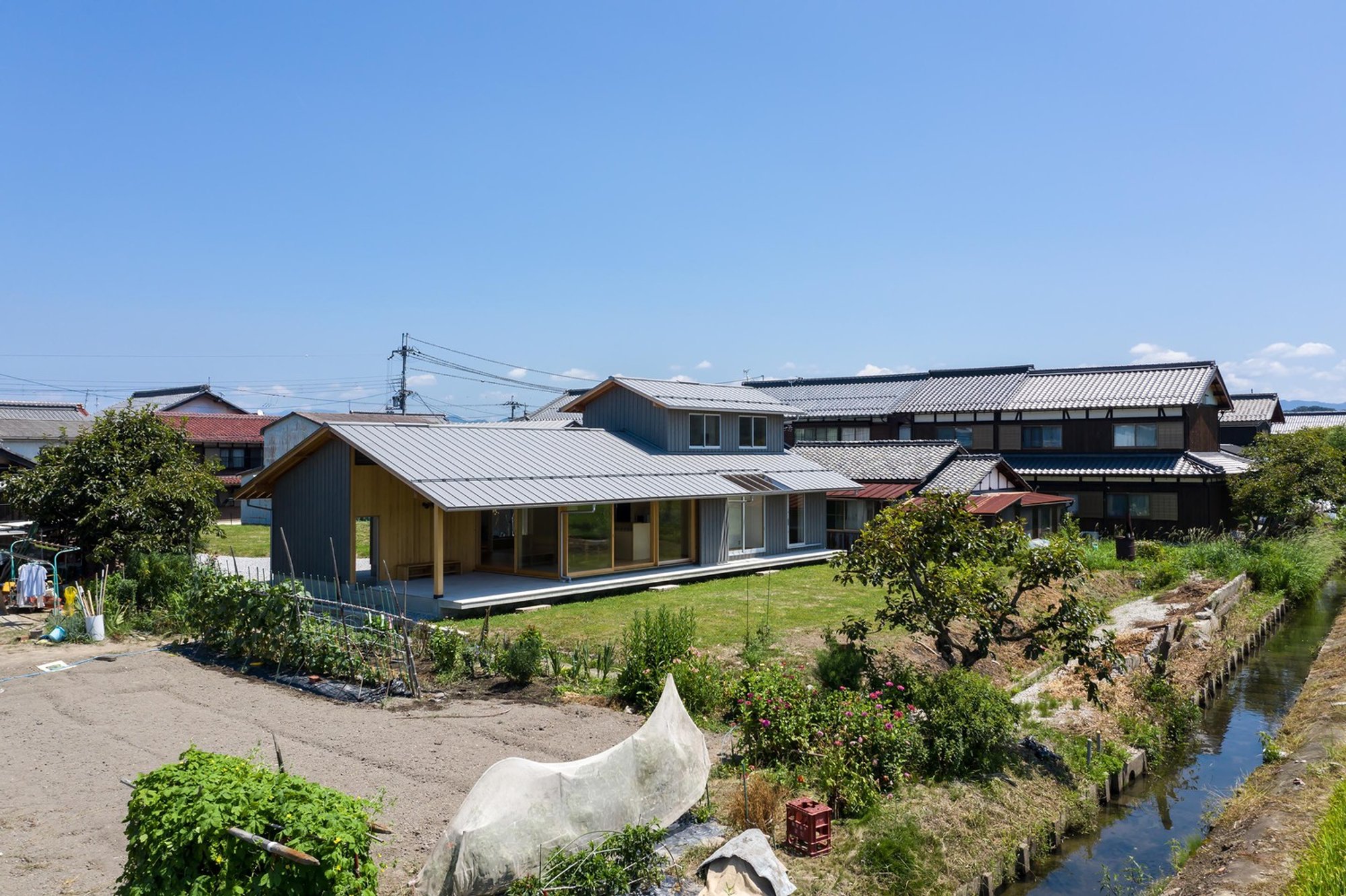 House in Koto: A Sunset House on Lake Biwa