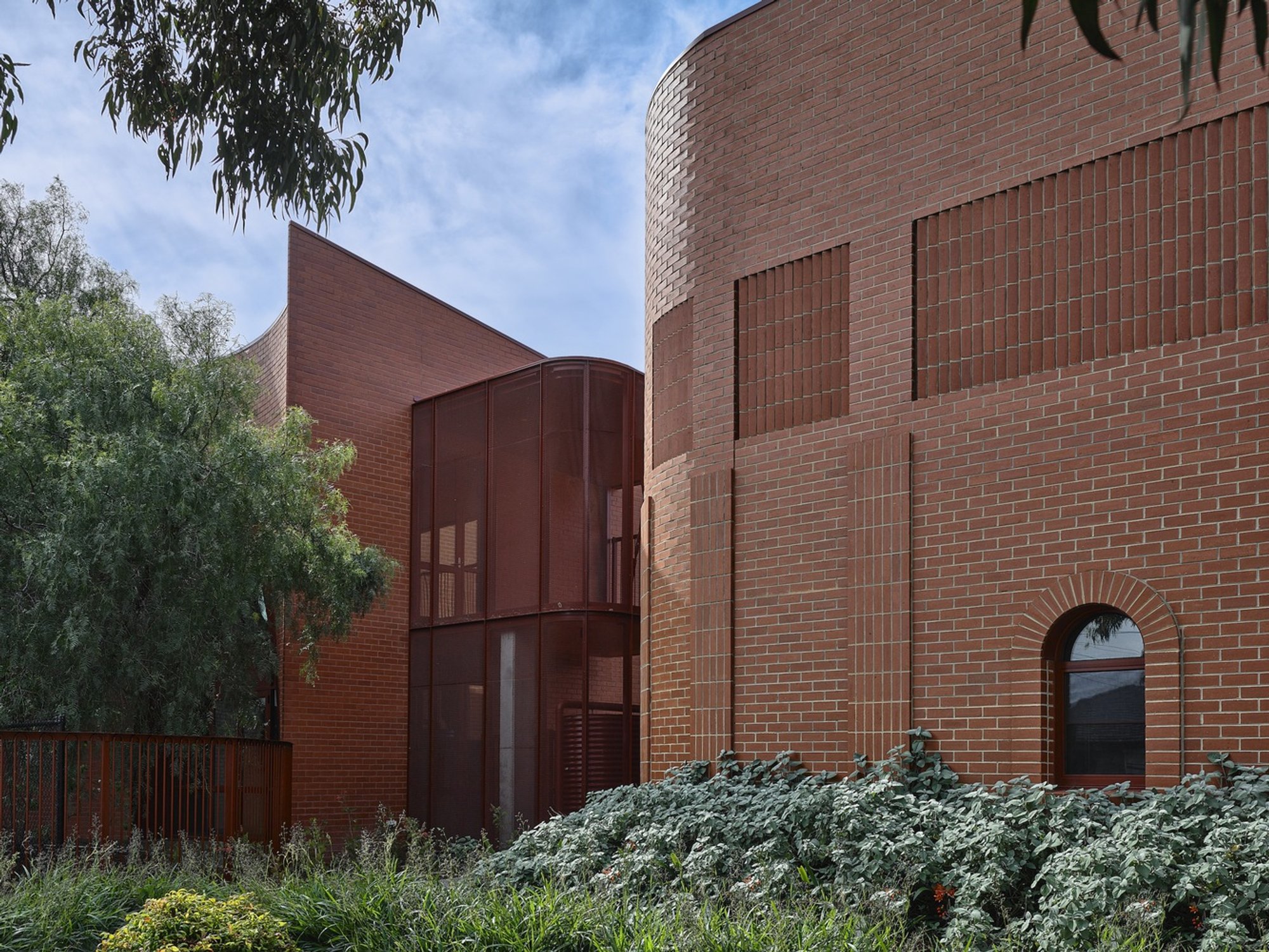 Kosloff Architecture Wraps a Primary School STEAM Building in Curved Brick and Cultural Storytelling